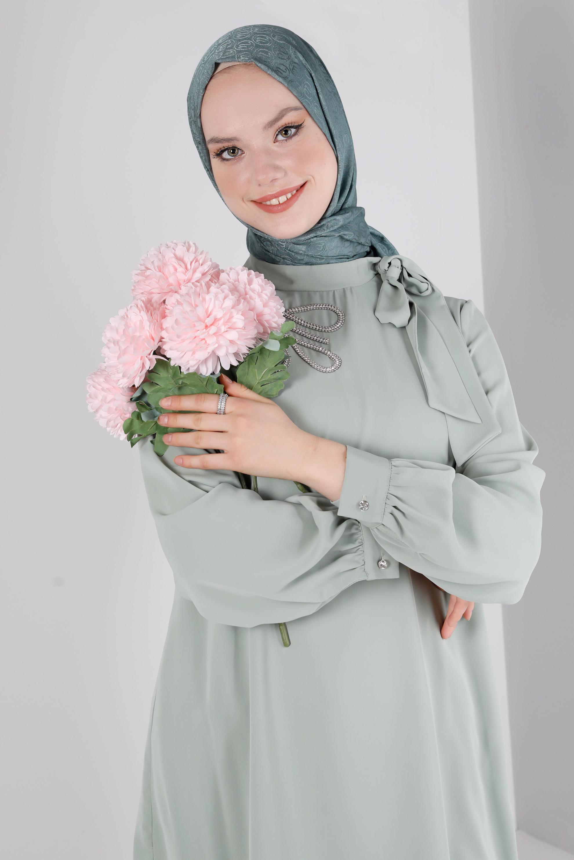 Tesettür giyim YEŞİL YAKASI BAĞLAMA DETAYLI TAŞ BASKILI TUNİK 43534 