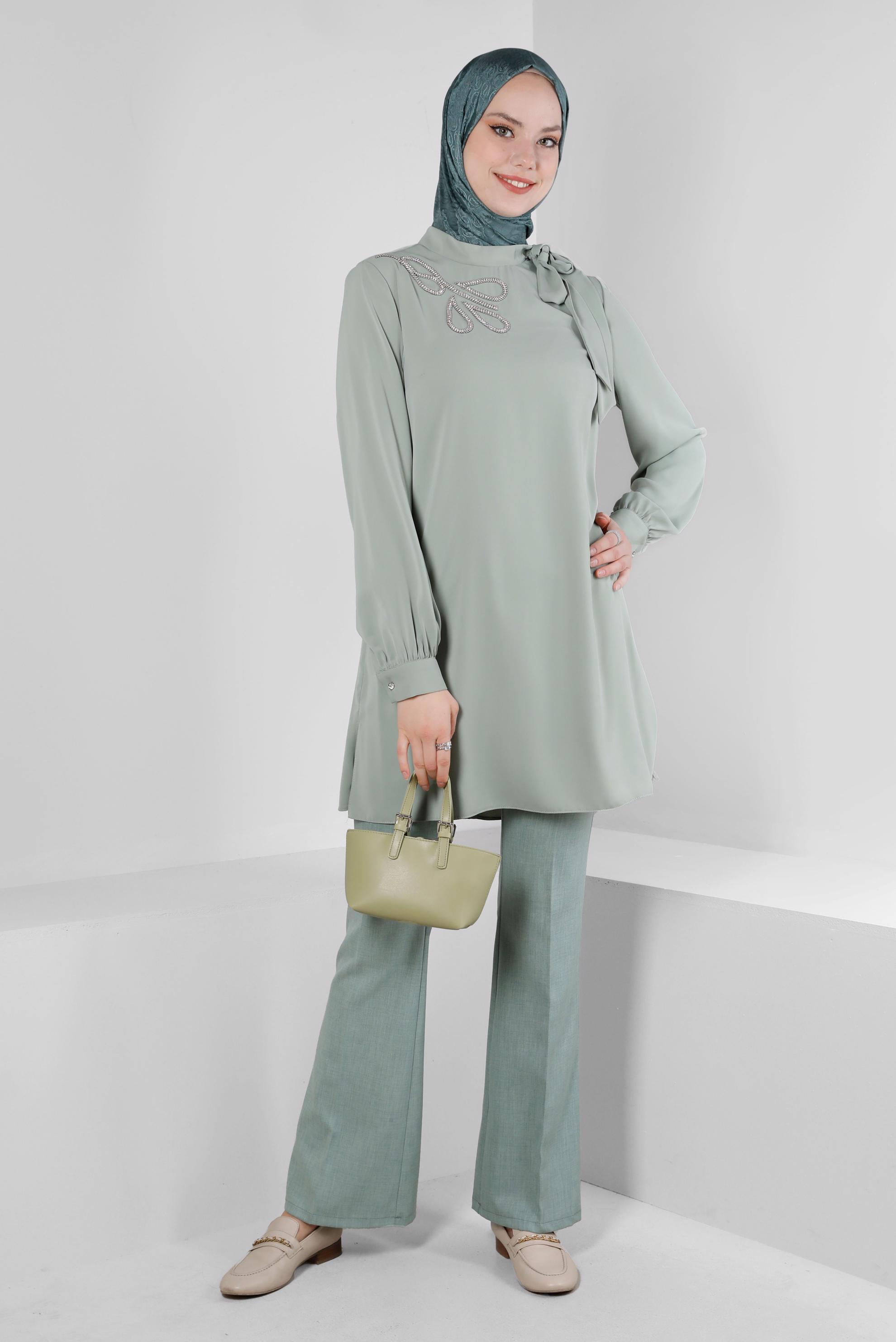 Tesettür giyim YEŞİL YAKASI BAĞLAMA DETAYLI TAŞ BASKILI TUNİK 43534 