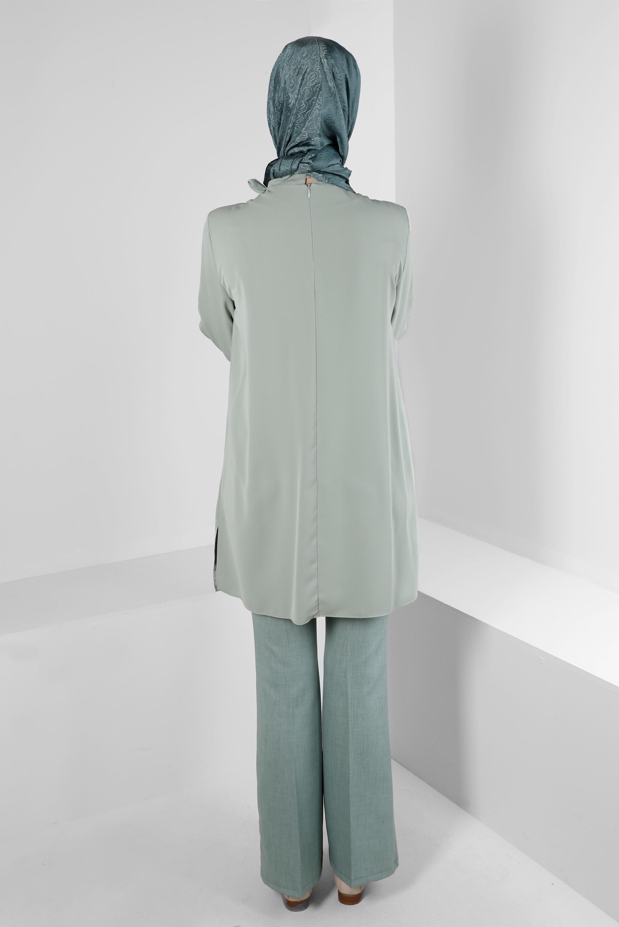 Tesettür giyim YEŞİL YAKASI BAĞLAMA DETAYLI TAŞ BASKILI TUNİK 43534 