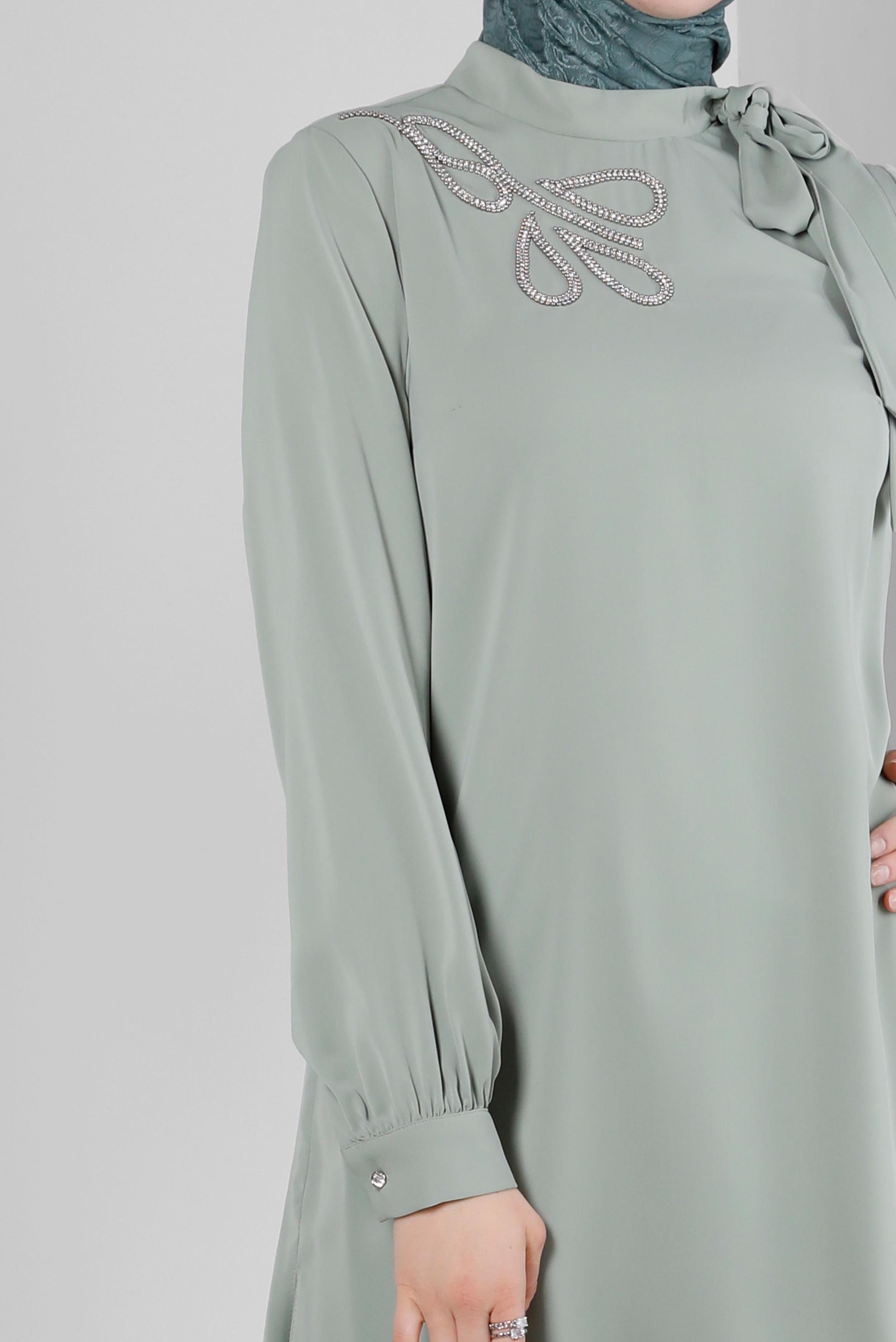 Tesettür giyim YEŞİL YAKASI BAĞLAMA DETAYLI TAŞ BASKILI TUNİK 43534 