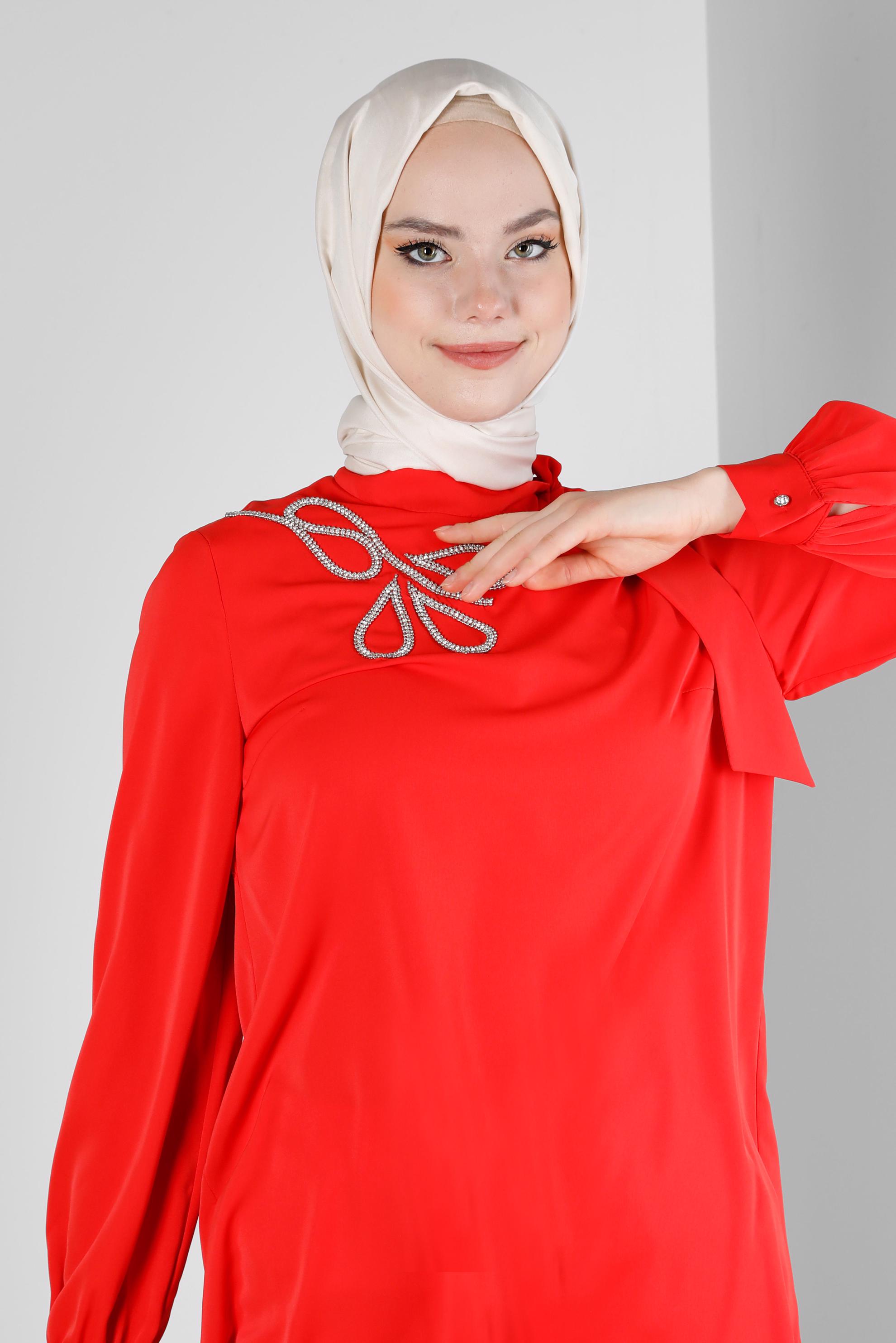 Tesettür giyim KIRMIZI YAKASI BAĞLAMA DETAYLI TAŞ BASKILI TUNİK 43534 