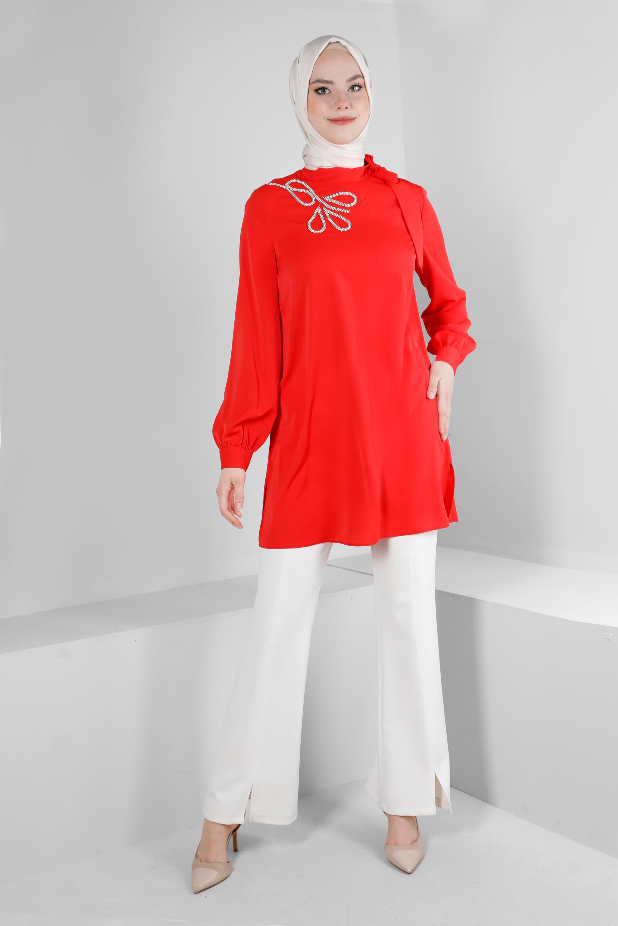 Tesettür giyim KIRMIZI YAKASI BAĞLAMA DETAYLI TAŞ BASKILI TUNİK 43534 