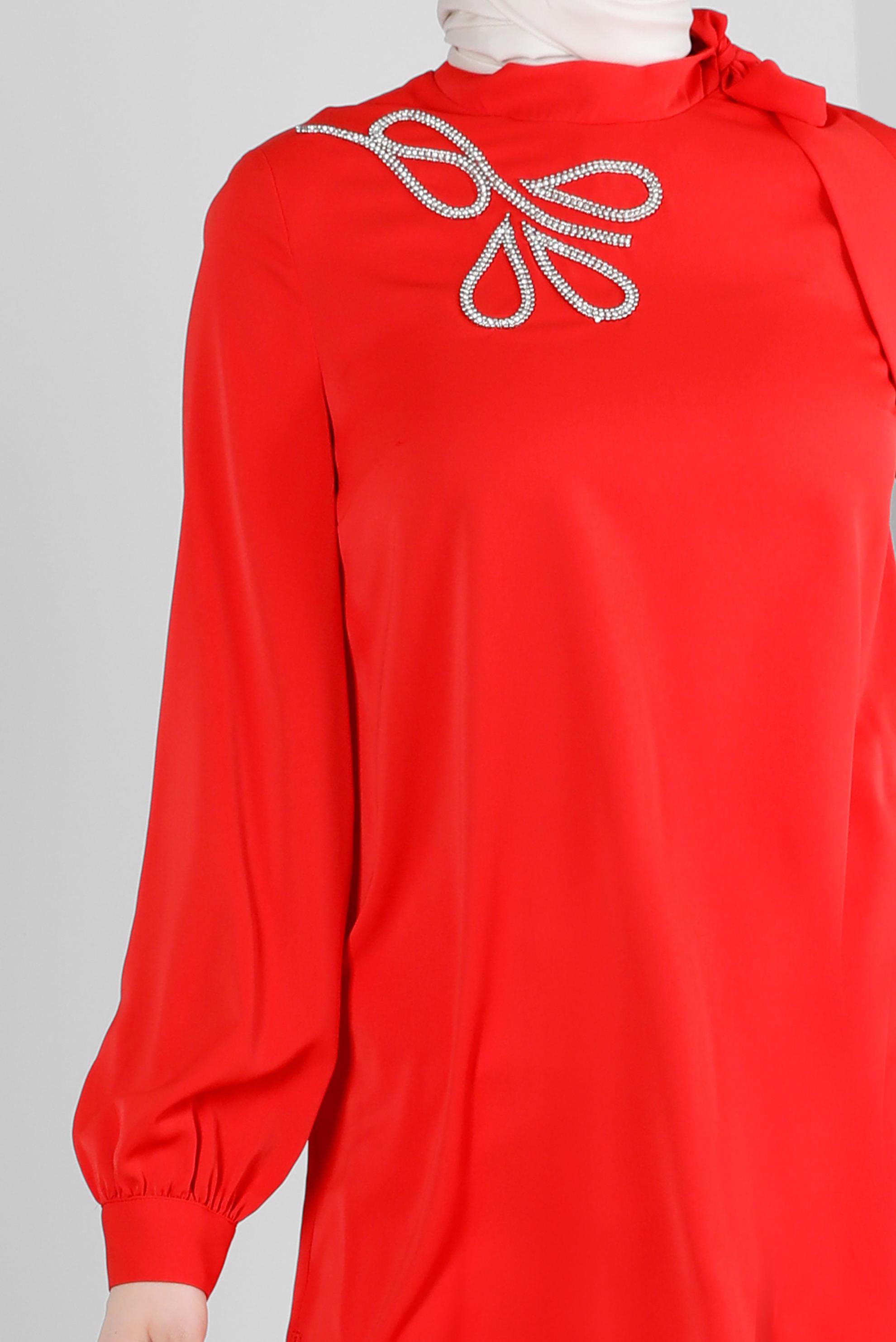 Tesettür giyim KIRMIZI YAKASI BAĞLAMA DETAYLI TAŞ BASKILI TUNİK 43534 