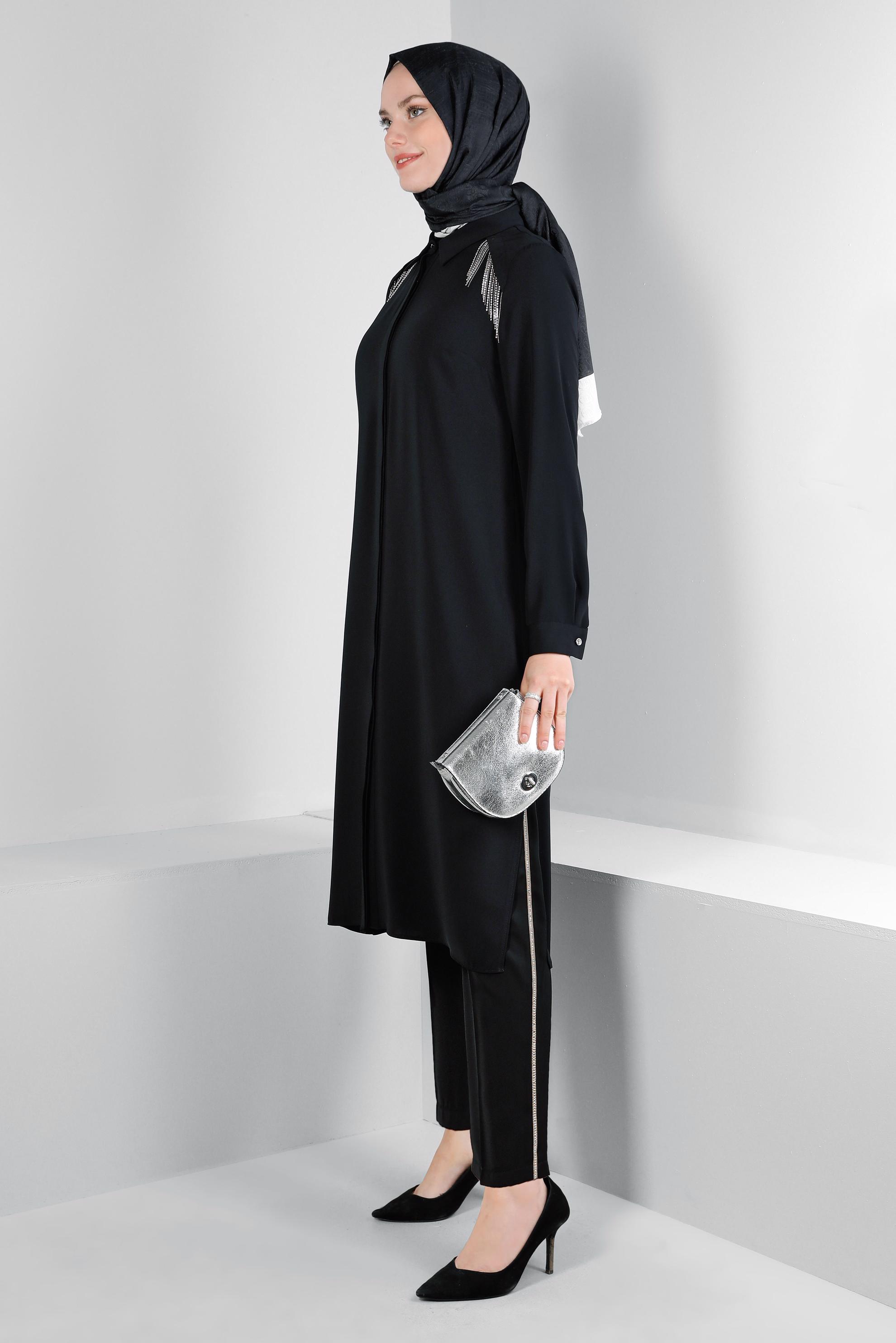Tesettür giyim SİYAH TAŞ PÜSKÜL DETAYLI YANI YIRTMAÇLI TUNİK 43545