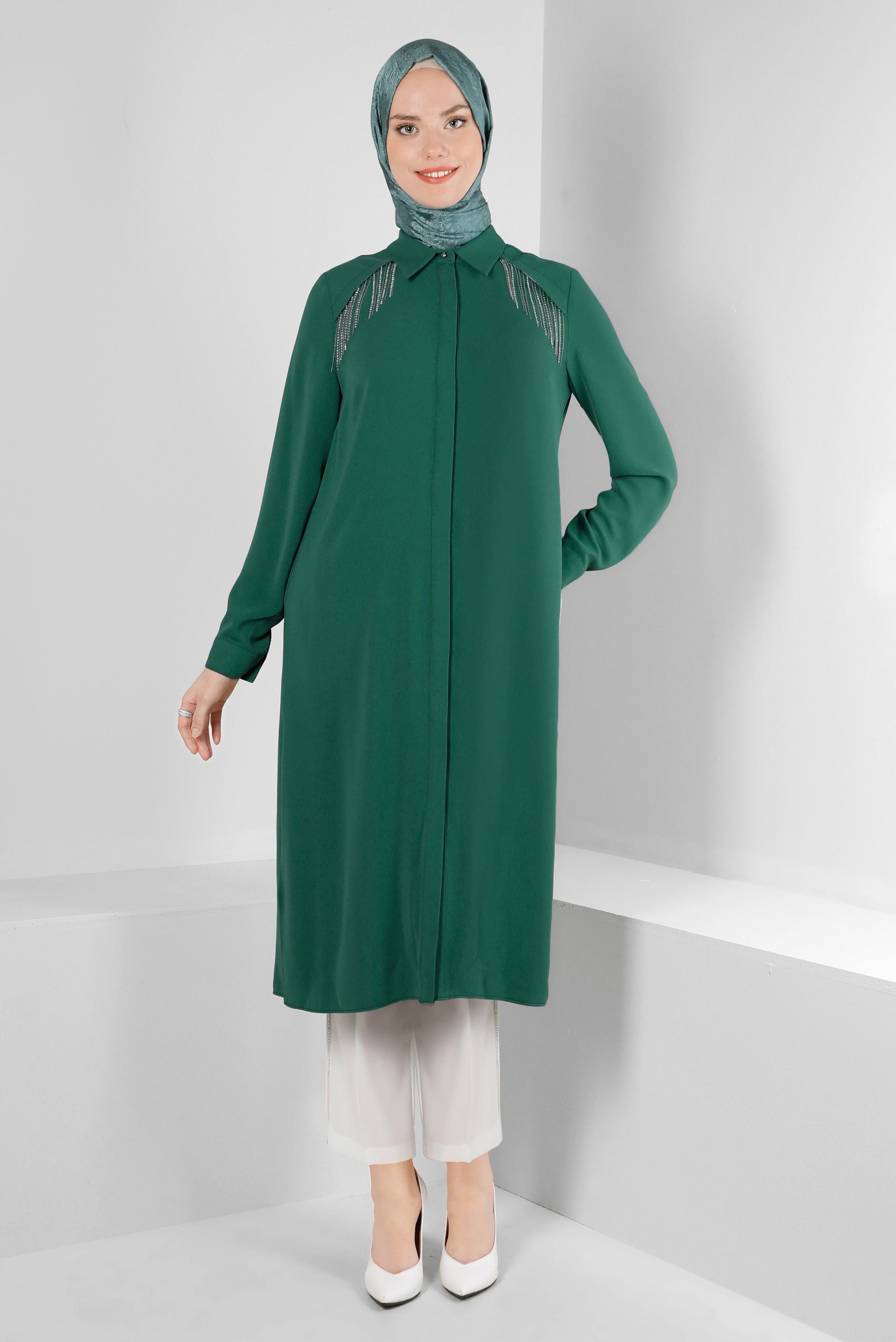 Tesettür giyim YEŞİL TAŞ PÜSKÜL DETAYLI YANI YIRTMAÇLI TUNİK 43545