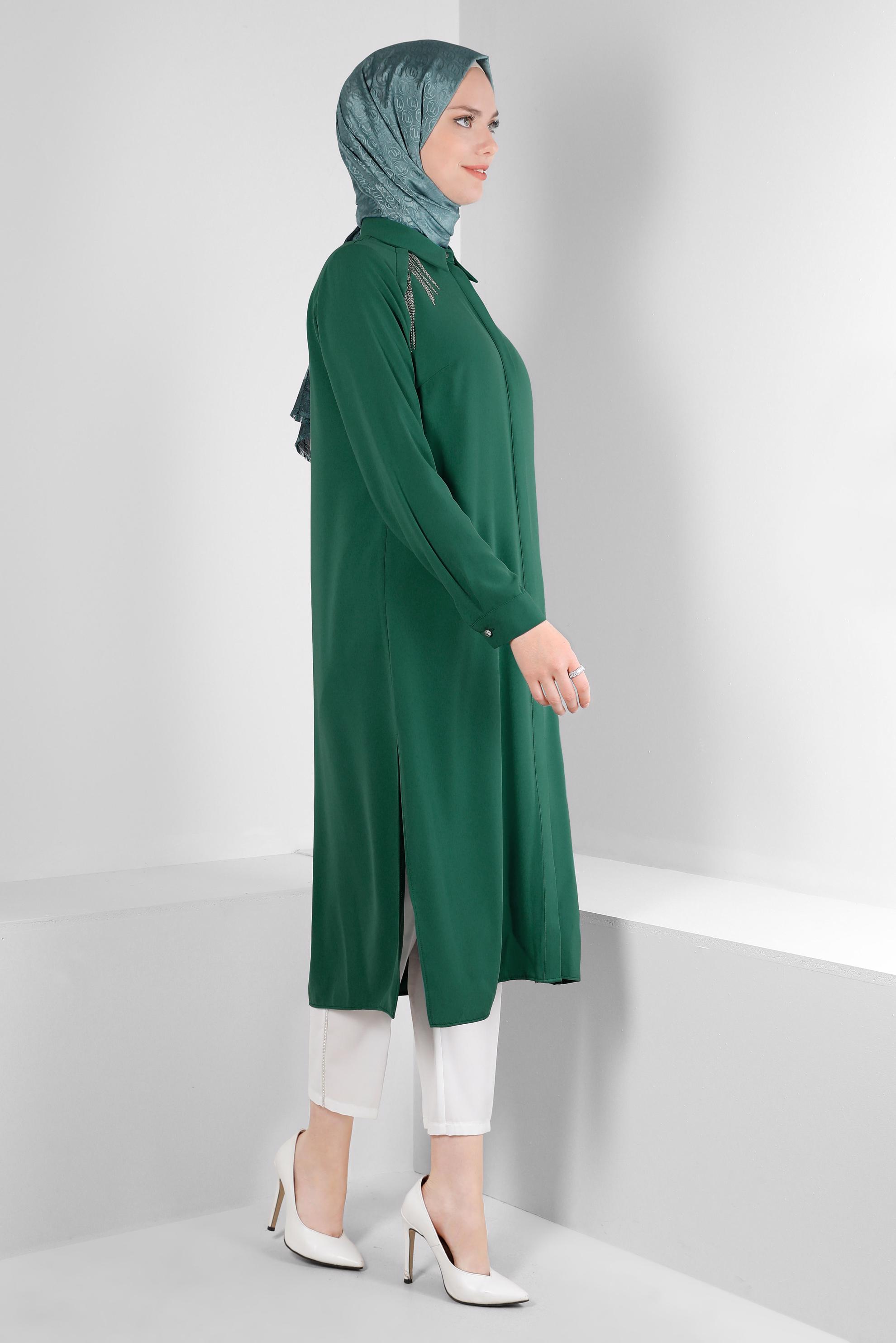 Tesettür giyim YEŞİL TAŞ PÜSKÜL DETAYLI YANI YIRTMAÇLI TUNİK 43545