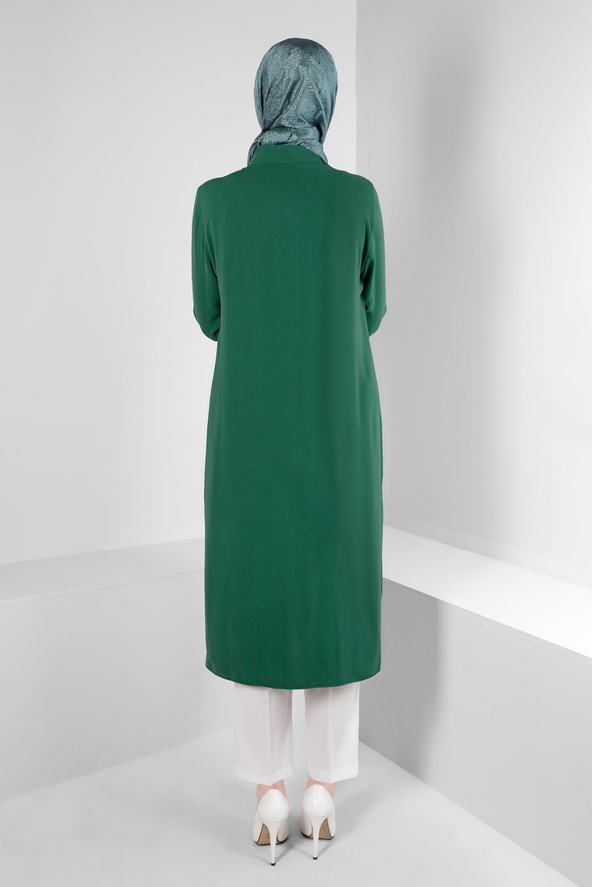 Tesettür giyim YEŞİL TAŞ PÜSKÜL DETAYLI YANI YIRTMAÇLI TUNİK 43545