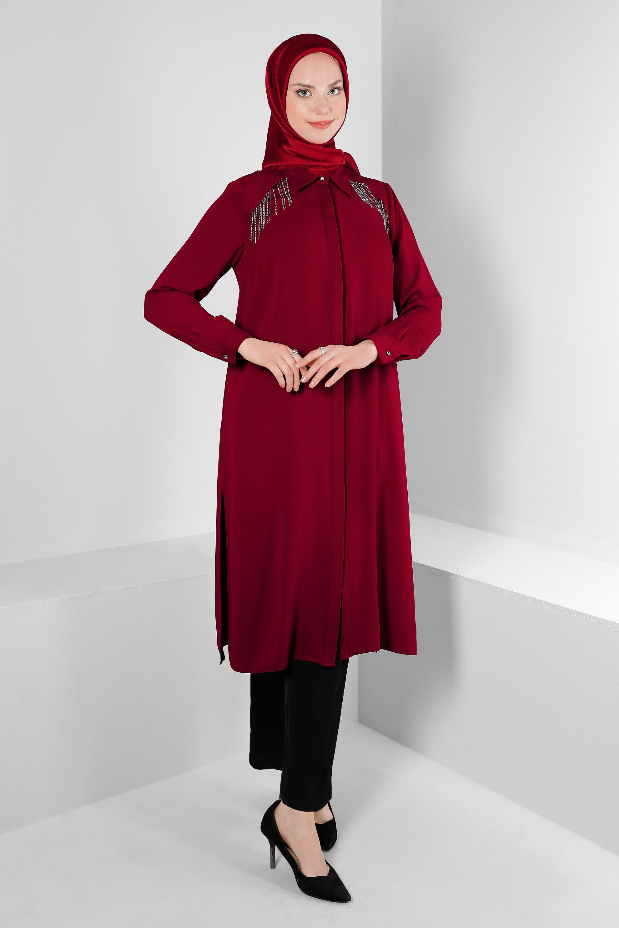 Tesettür giyim KIRMIZI TAŞ PÜSKÜL DETAYLI YANI YIRTMAÇLI TUNİK 43545
