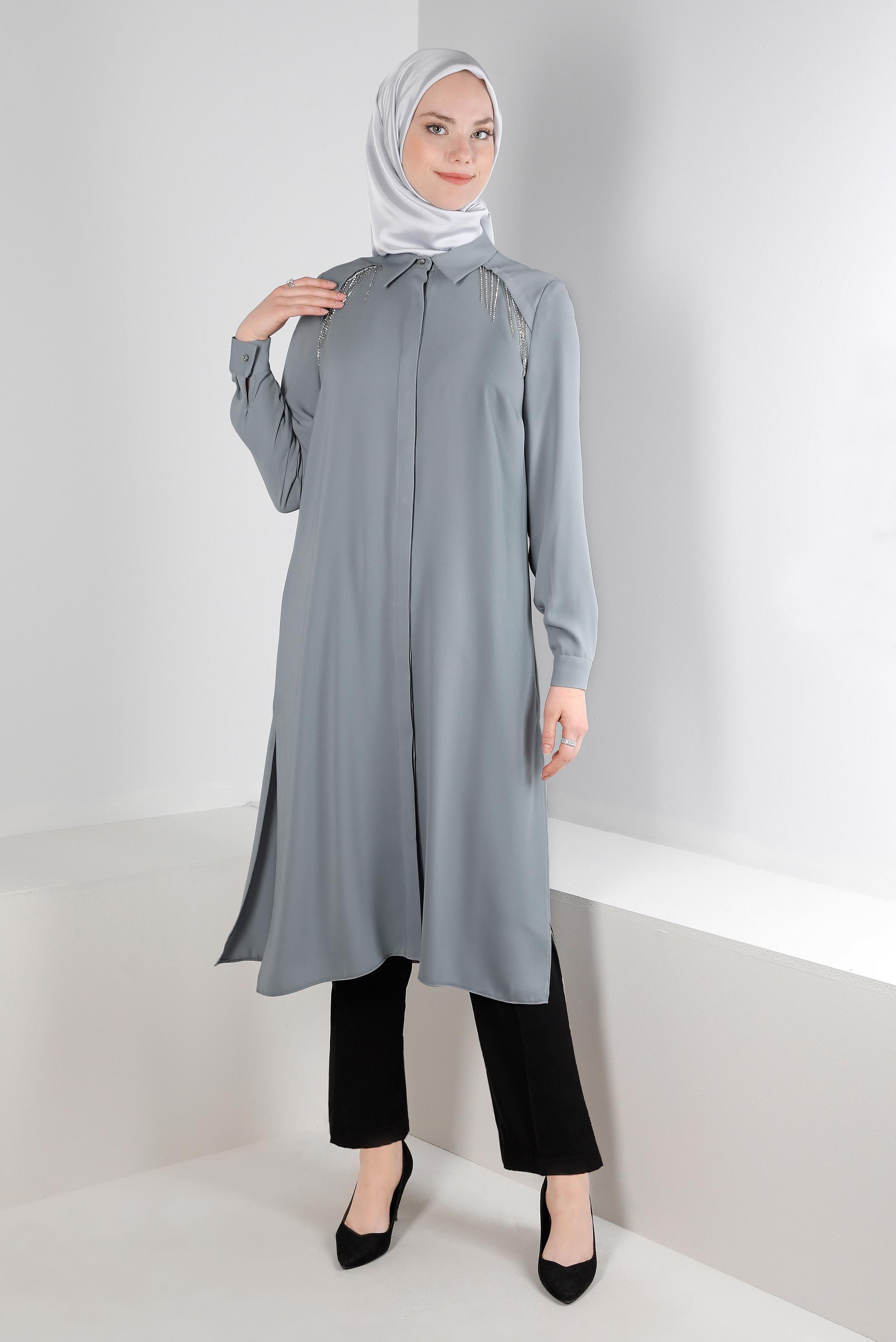 Tesettür giyim GRİ TAŞ PÜSKÜL DETAYLI YANI YIRTMAÇLI TUNİK 43545