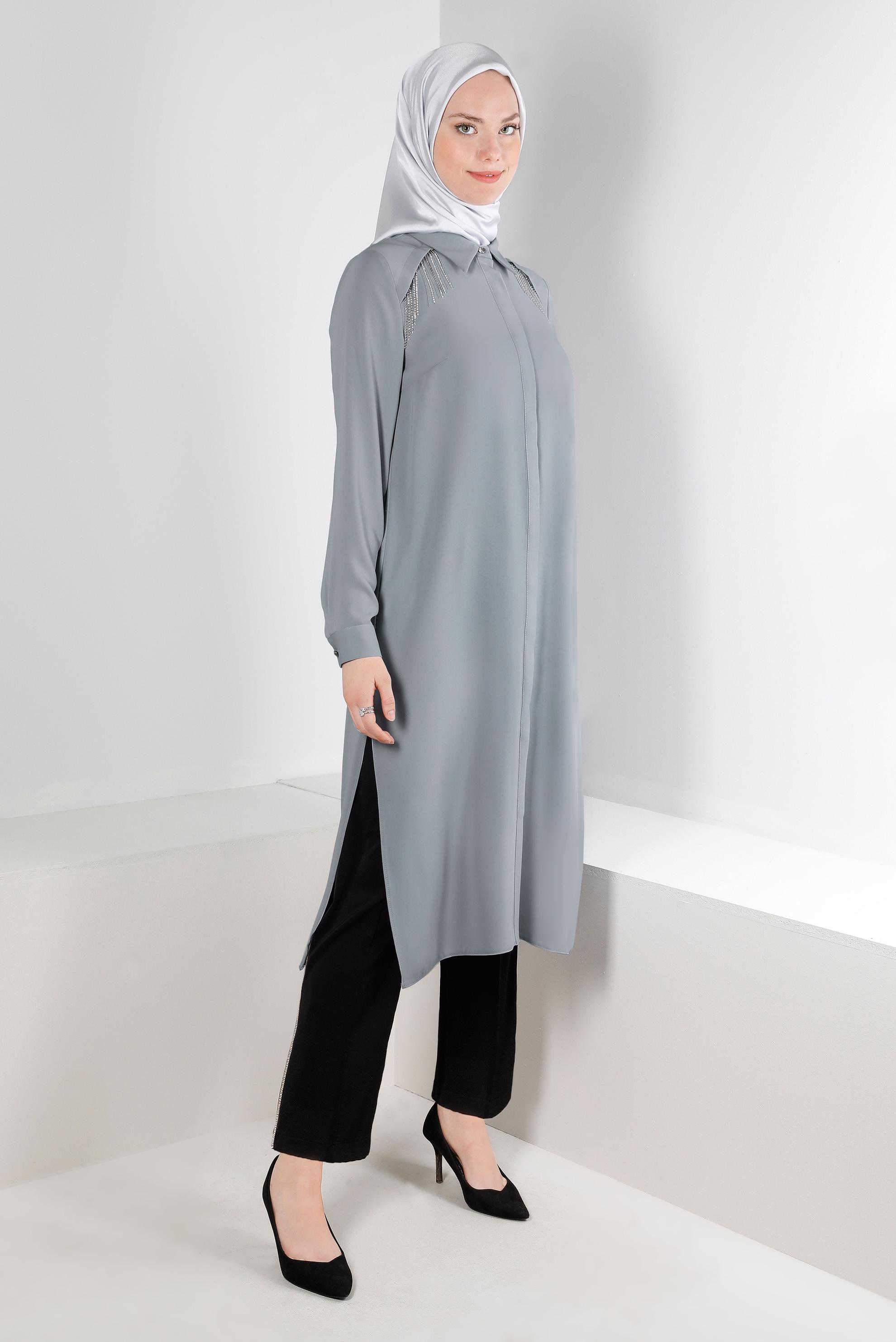 Tesettür giyim GRİ TAŞ PÜSKÜL DETAYLI YANI YIRTMAÇLI TUNİK 43545