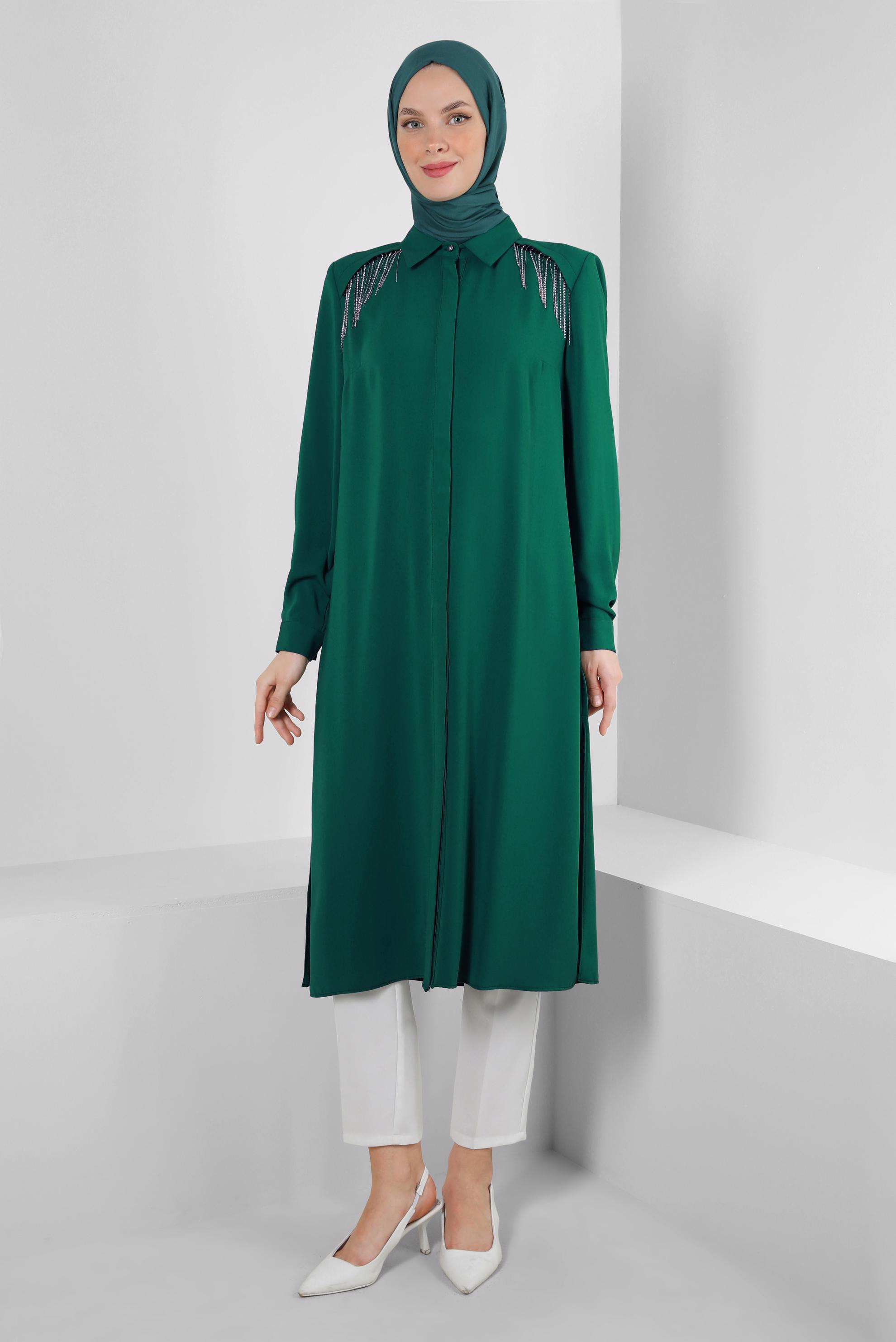 Tesettür giyim YEŞİL TAŞ PÜSKÜL DETAYLI YANI YIRTMAÇLI TUNİK 43545