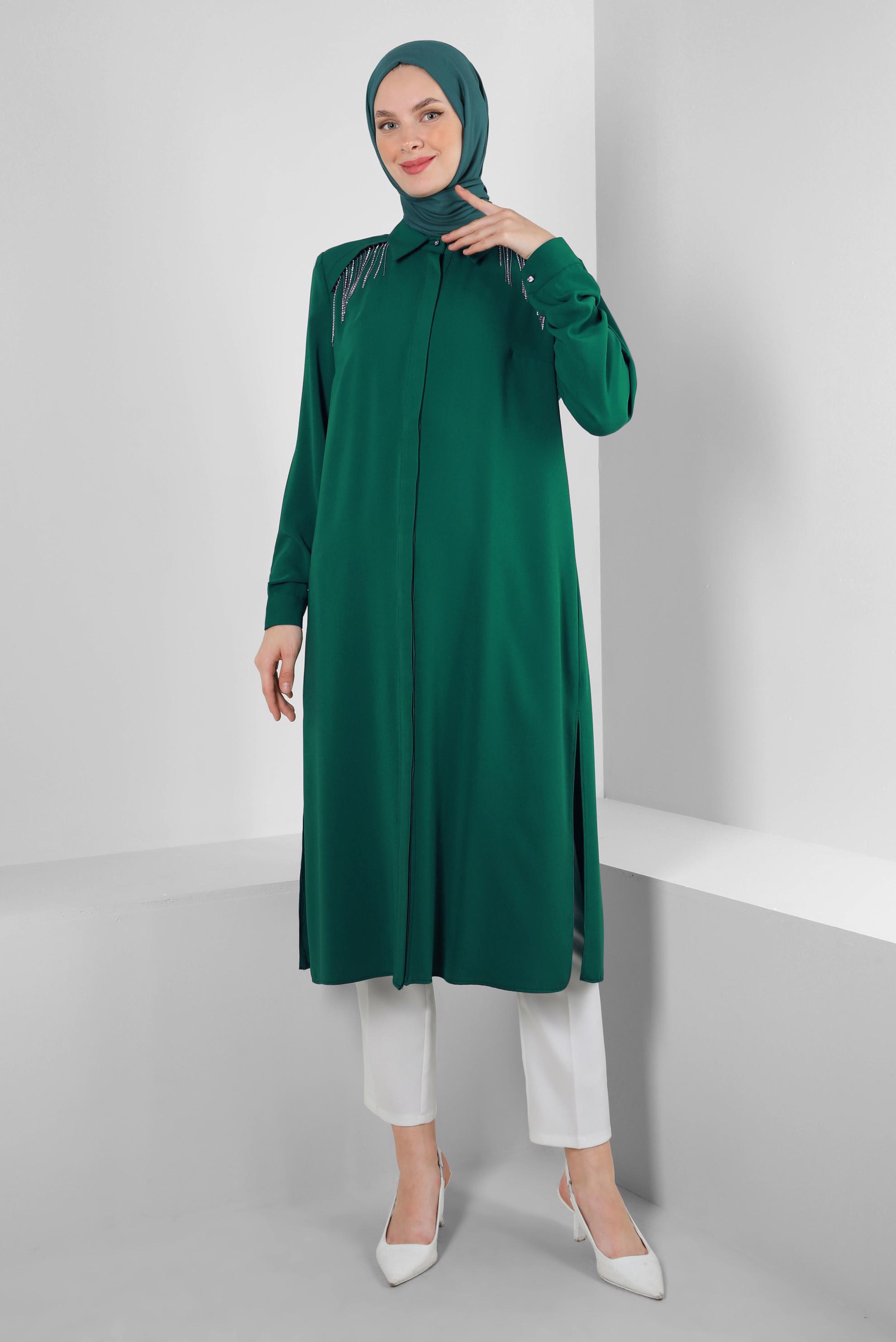 Tesettür giyim YEŞİL TAŞ PÜSKÜL DETAYLI YANI YIRTMAÇLI TUNİK 43545