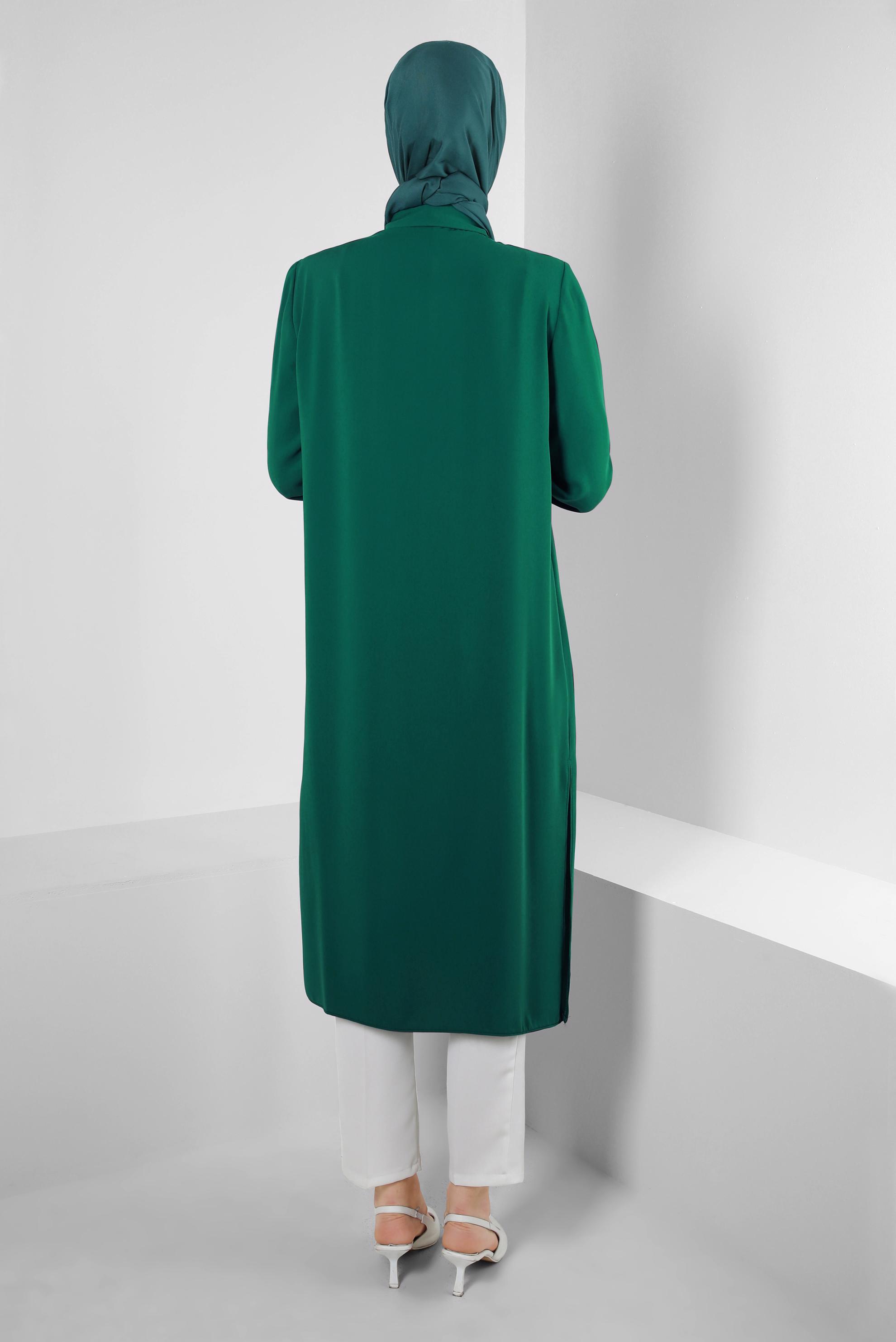 Tesettür giyim YEŞİL TAŞ PÜSKÜL DETAYLI YANI YIRTMAÇLI TUNİK 43545
