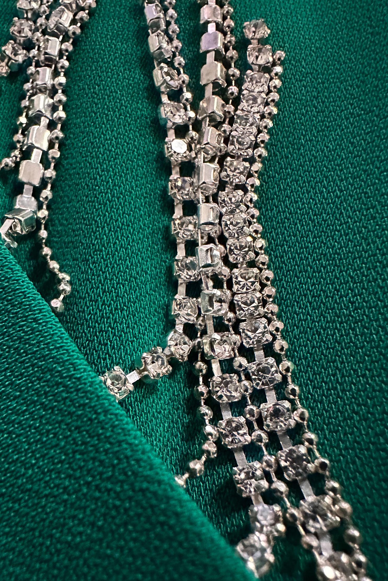 Tesettür giyim YEŞİL TAŞ PÜSKÜL DETAYLI YANI YIRTMAÇLI TUNİK 43545