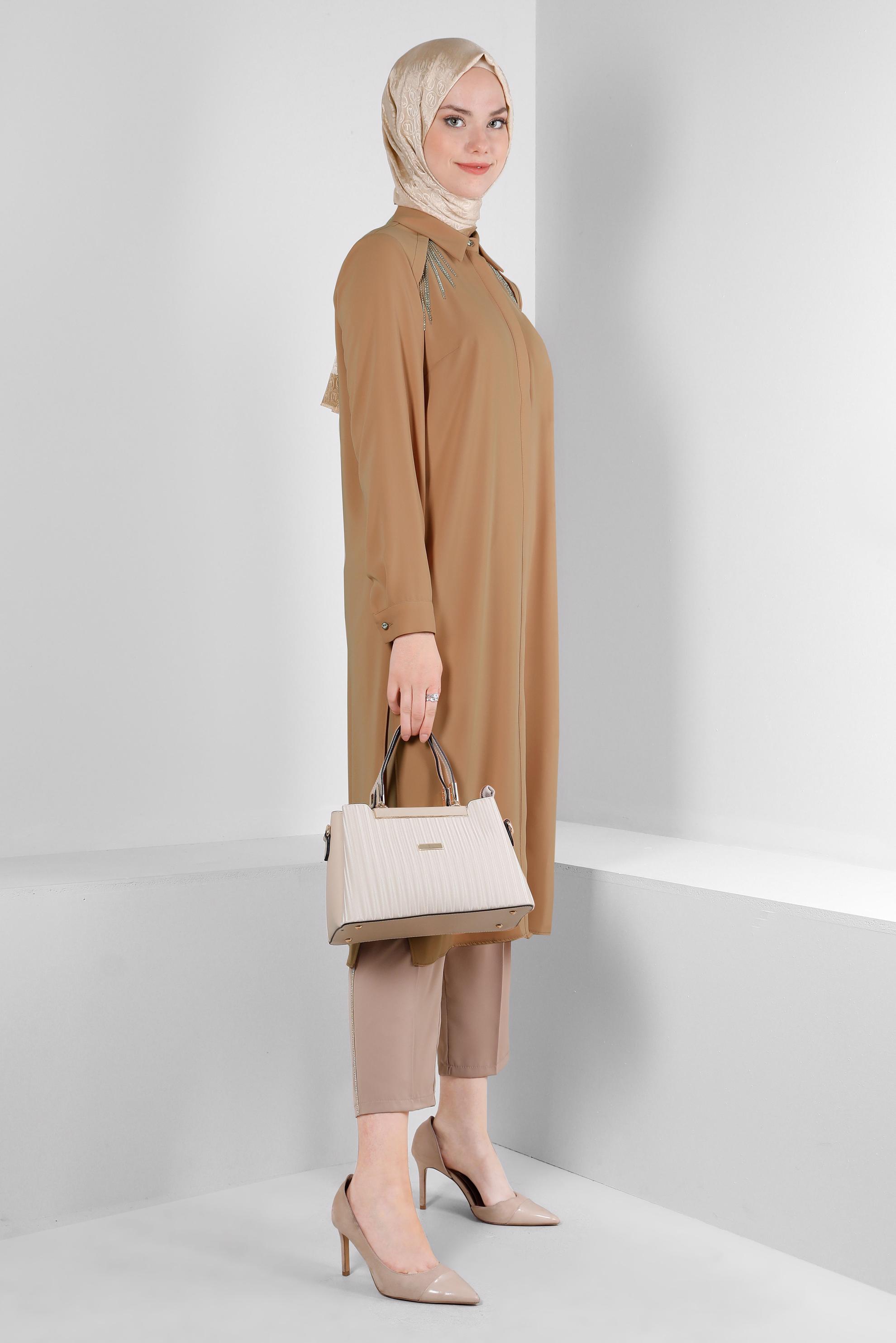 Tesettür giyim PEMBE TAŞ PÜSKÜL DETAYLI YANI YIRTMAÇLI TUNİK 43545