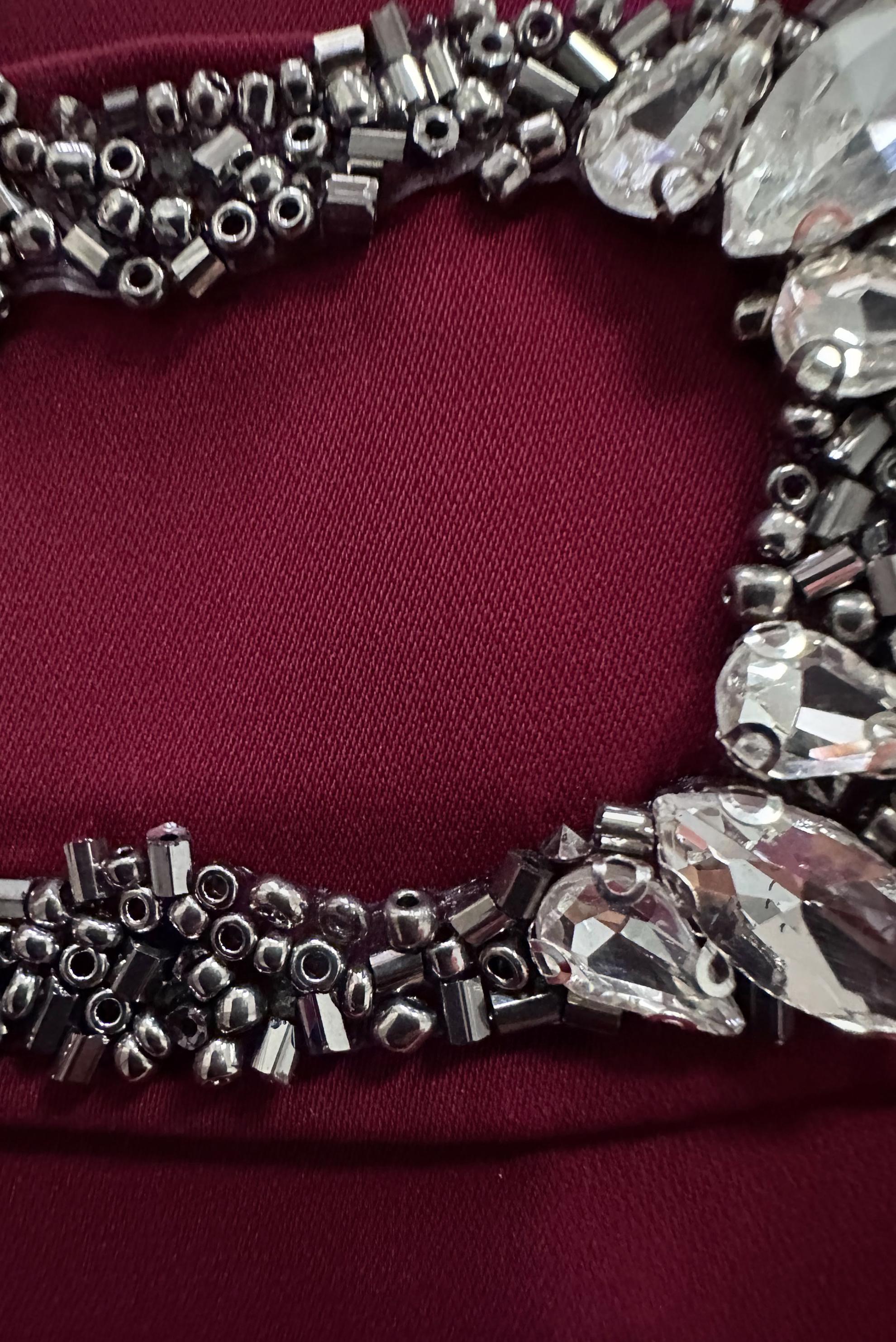 Tesettür giyim BORDO TAŞ BASKILI GİZLİ DÜĞMELİ UZUN TUNİK 43548