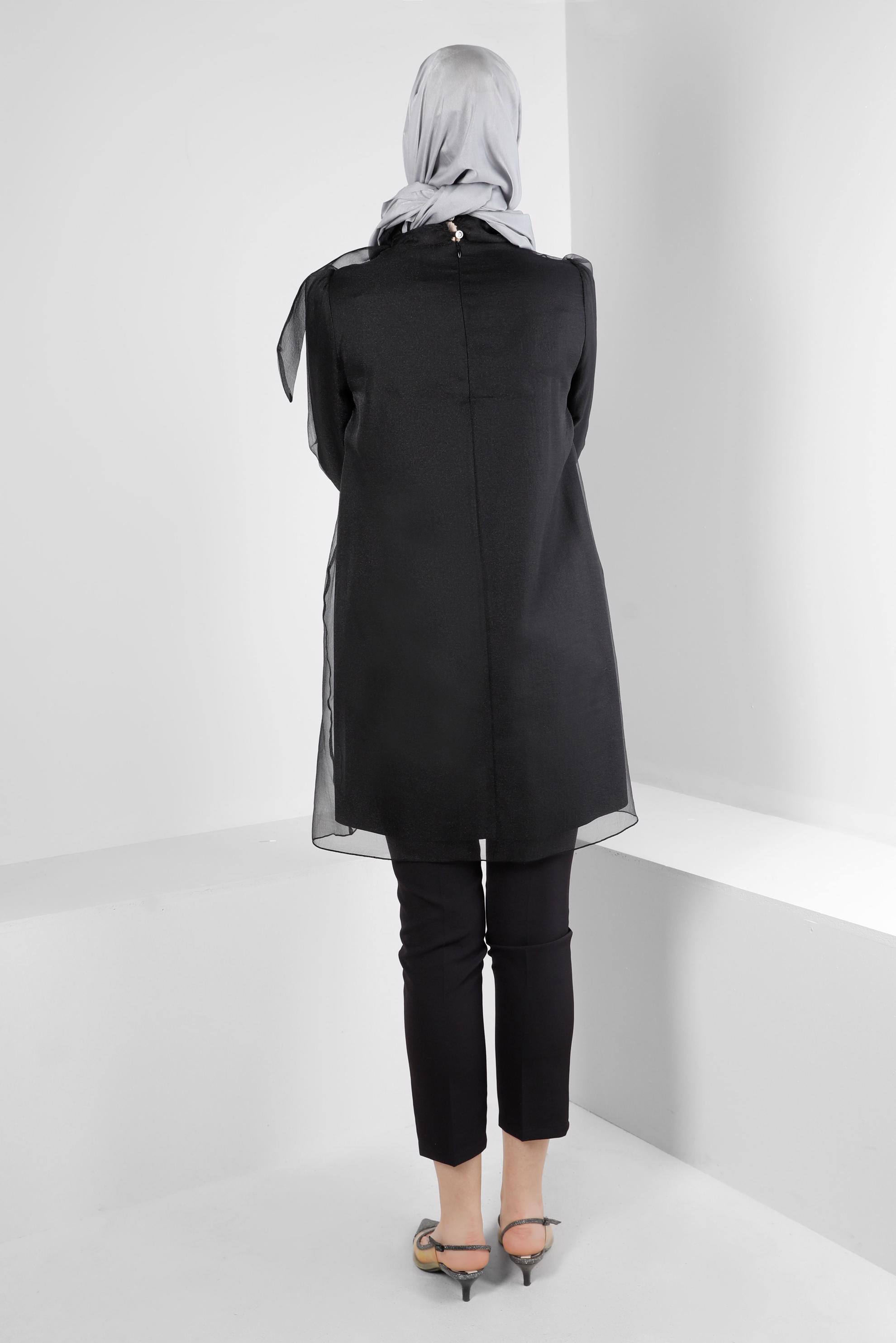 Tesettür giyim SİYAH YAKASI BAĞLAMALI AKSESUAR DETAYLI TUNİK 43577	