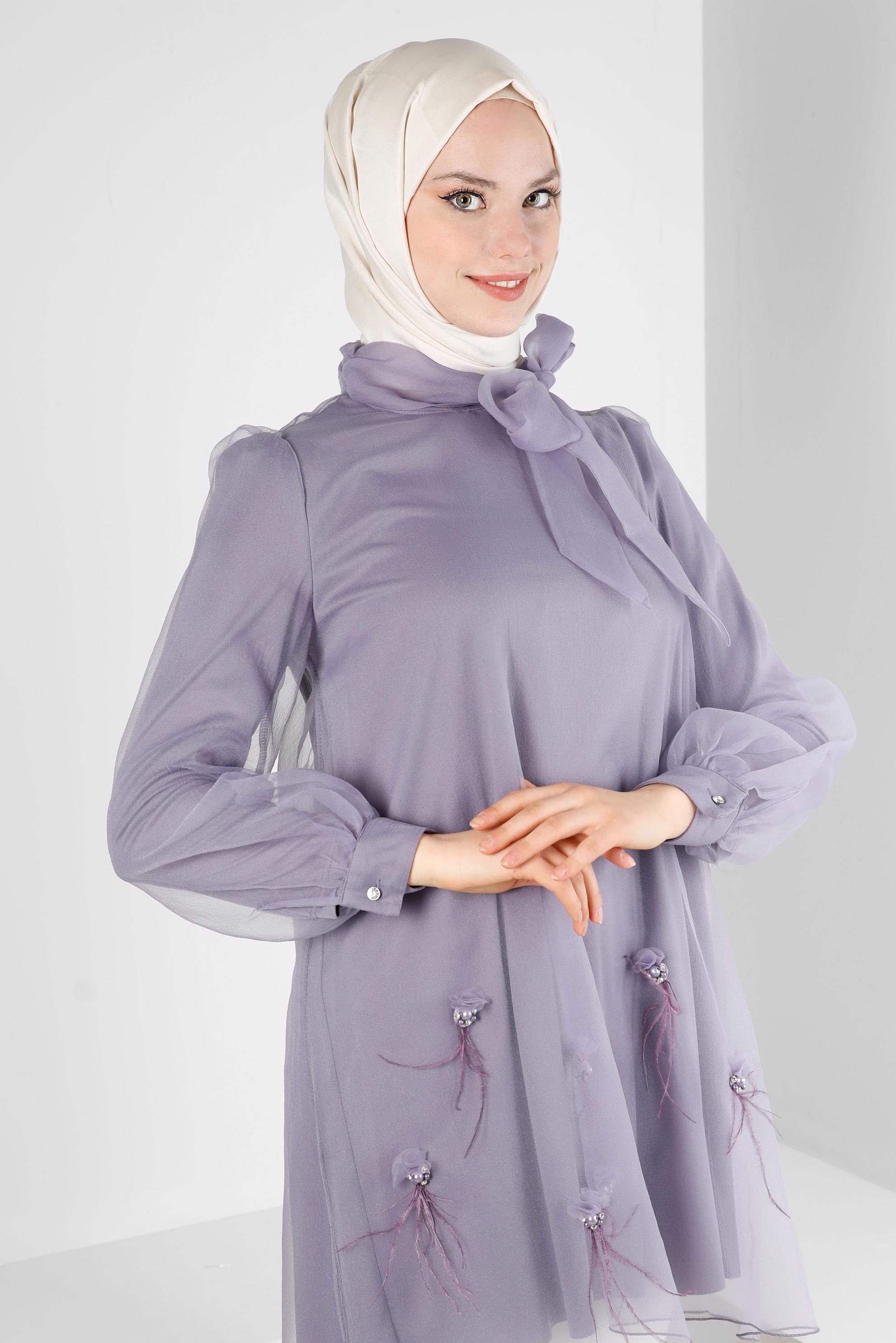 Tesettür giyim MOR YAKASI BAĞLAMALI AKSESUAR DETAYLI TUNİK 43577	