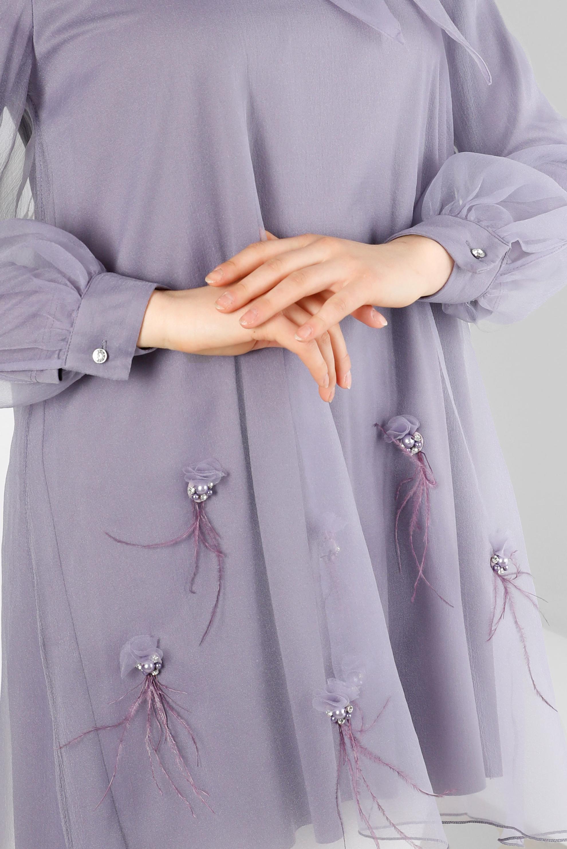 Tesettür giyim MOR YAKASI BAĞLAMALI AKSESUAR DETAYLI TUNİK 43577	