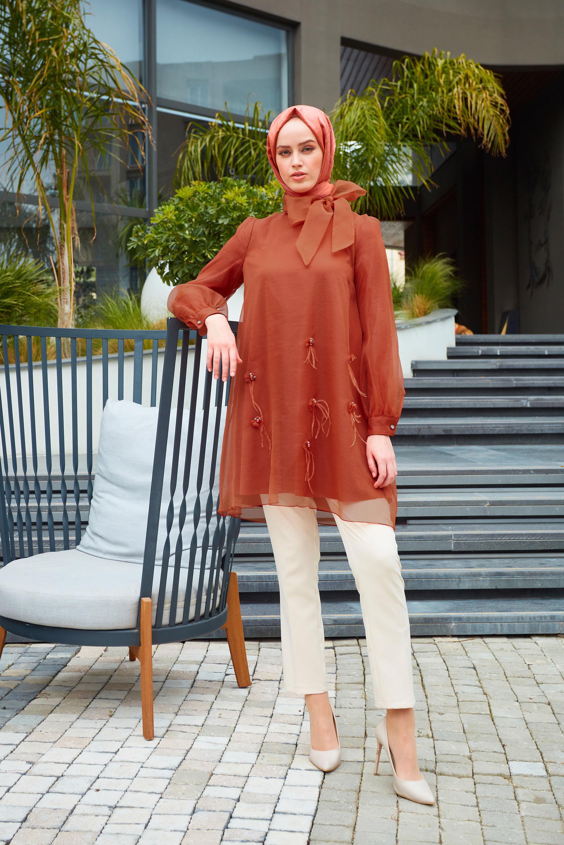 Tesettür giyim TURUNCU YAKASI BAĞLAMALI AKSESUAR DETAYLI TUNİK 43577	