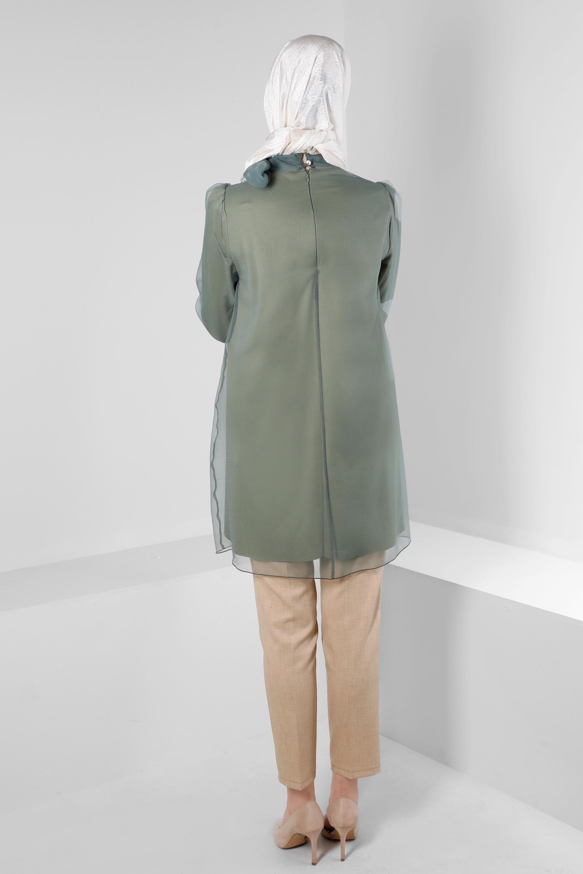 Tesettür giyim HAKİ YAKASI BAĞLAMALI AKSESUAR DETAYLI TUNİK 43577	