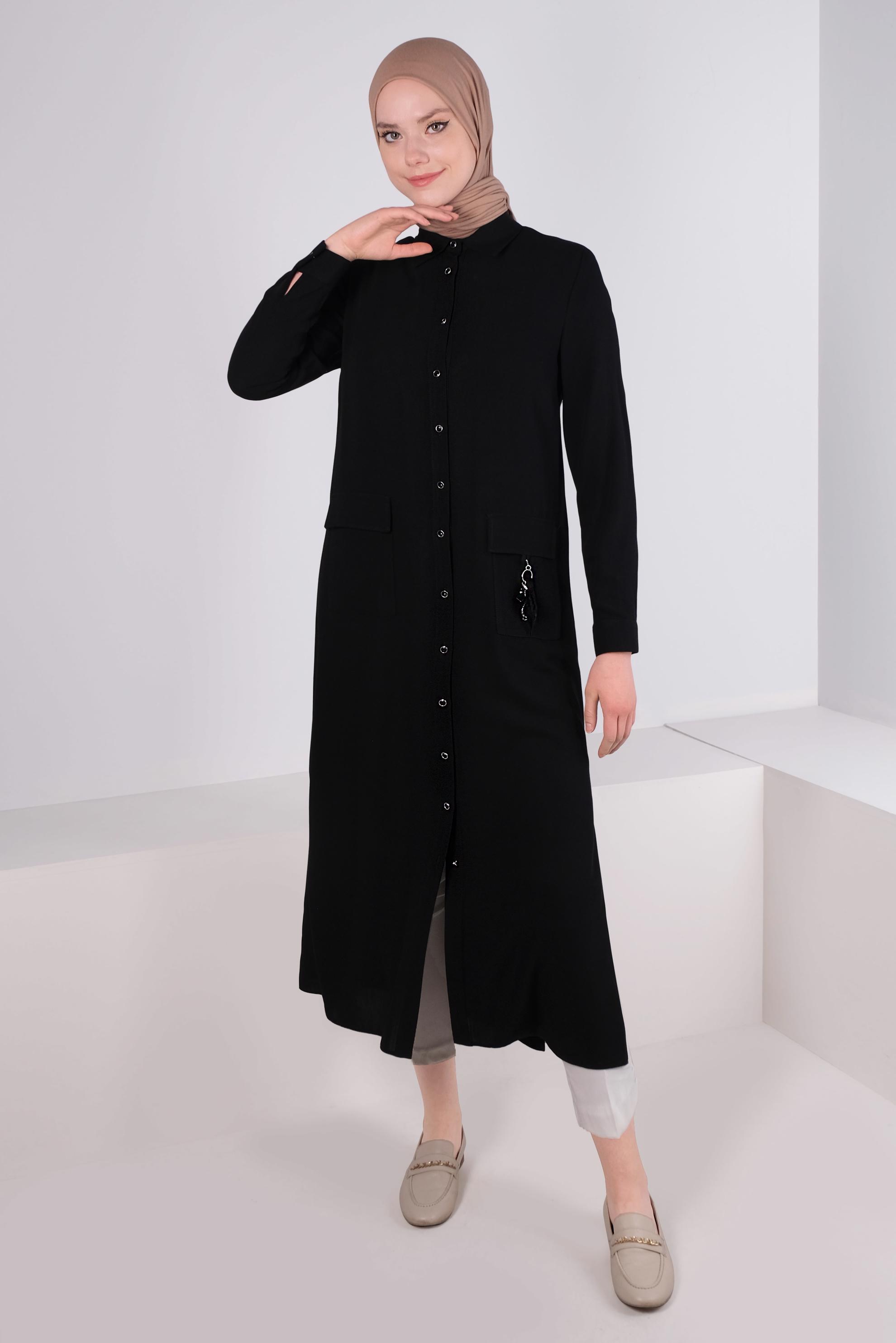 Tesettür giyim SİYAH CEBİ AKSESUAR DETAYLI DÜĞMELİ TUNİK 43583