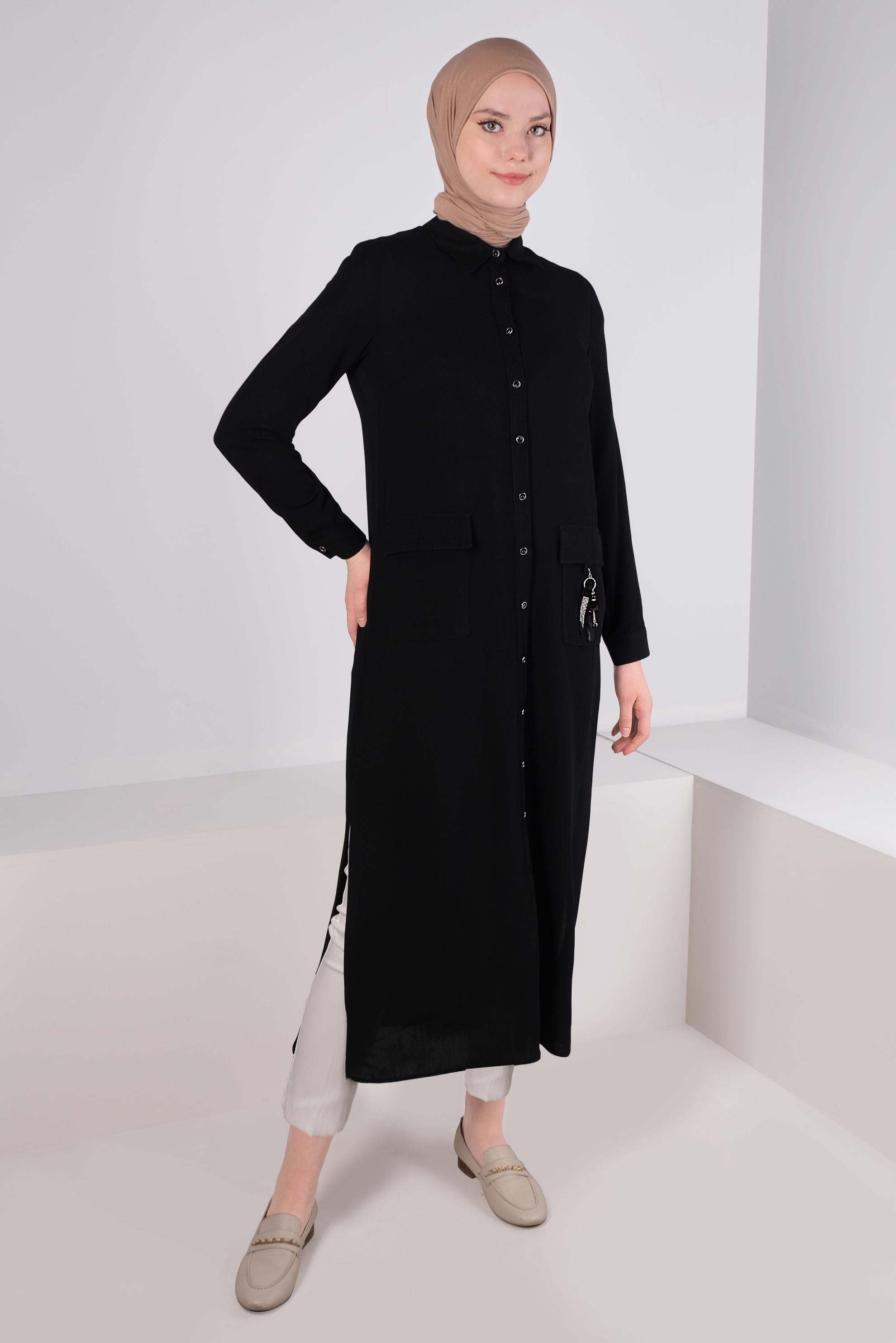 Tesettür giyim SİYAH CEBİ AKSESUAR DETAYLI DÜĞMELİ TUNİK 43583