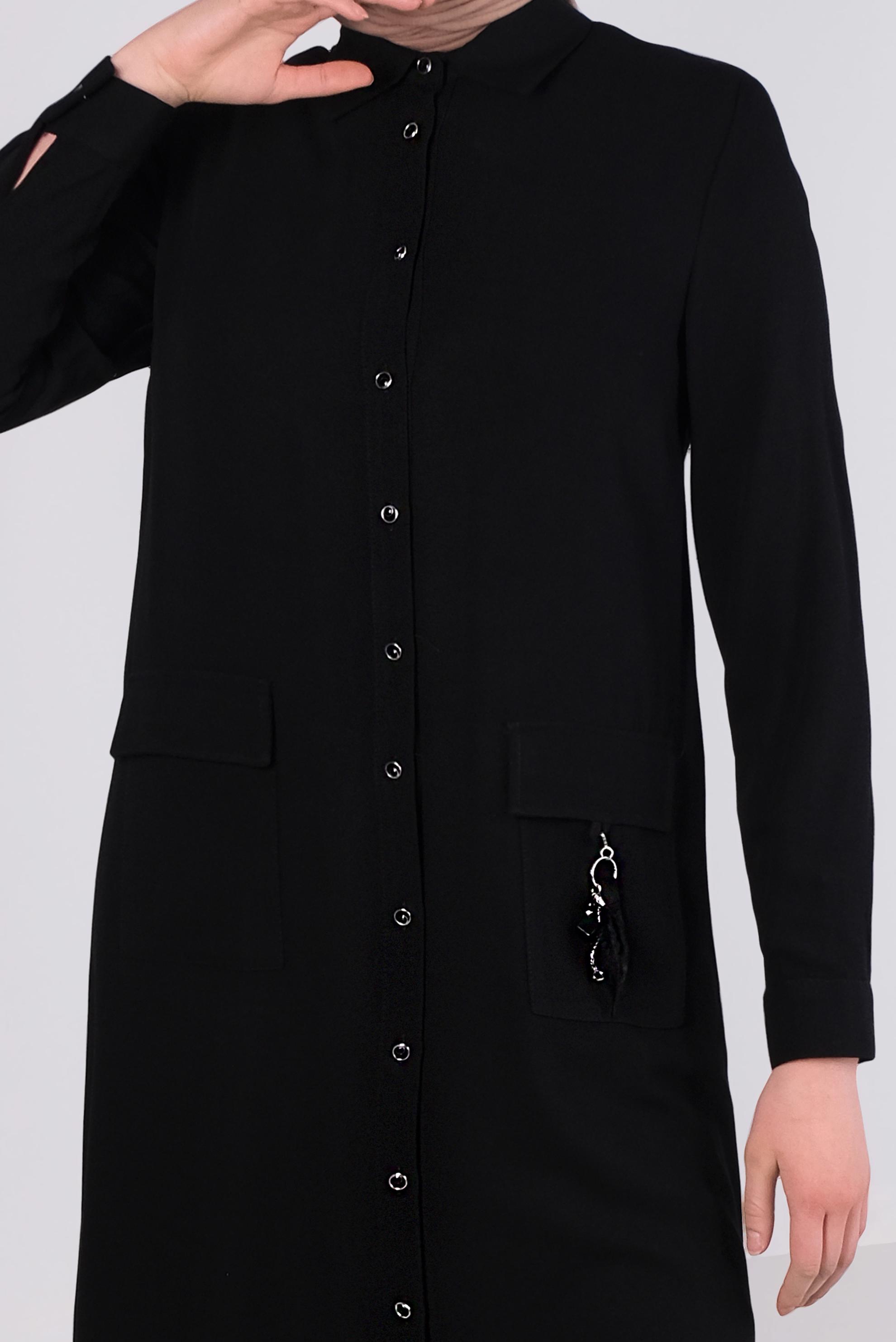 Tesettür giyim SİYAH CEBİ AKSESUAR DETAYLI DÜĞMELİ TUNİK 43583