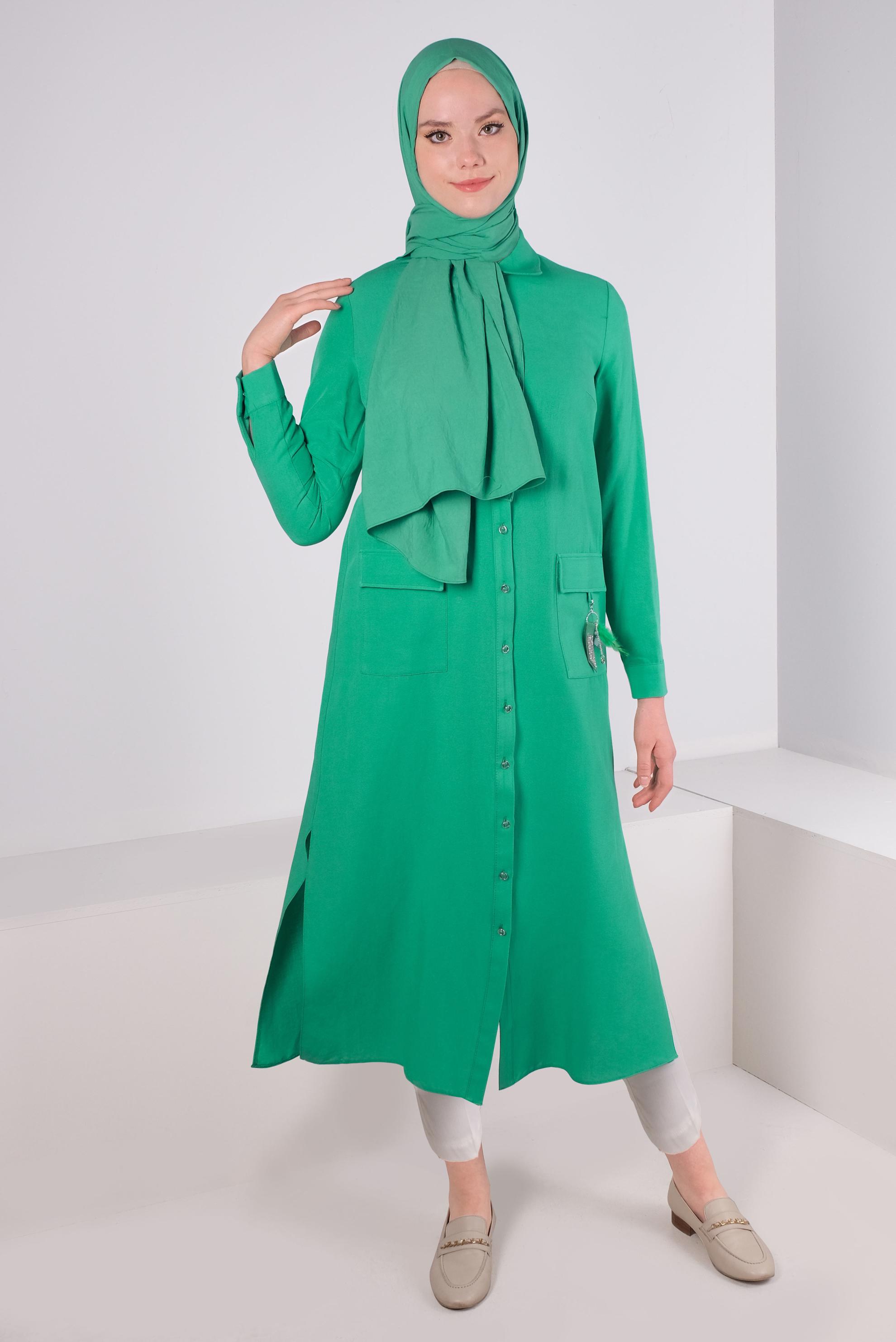 Tesettür giyim YEŞİL CEBİ AKSESUAR DETAYLI DÜĞMELİ TUNİK 43583