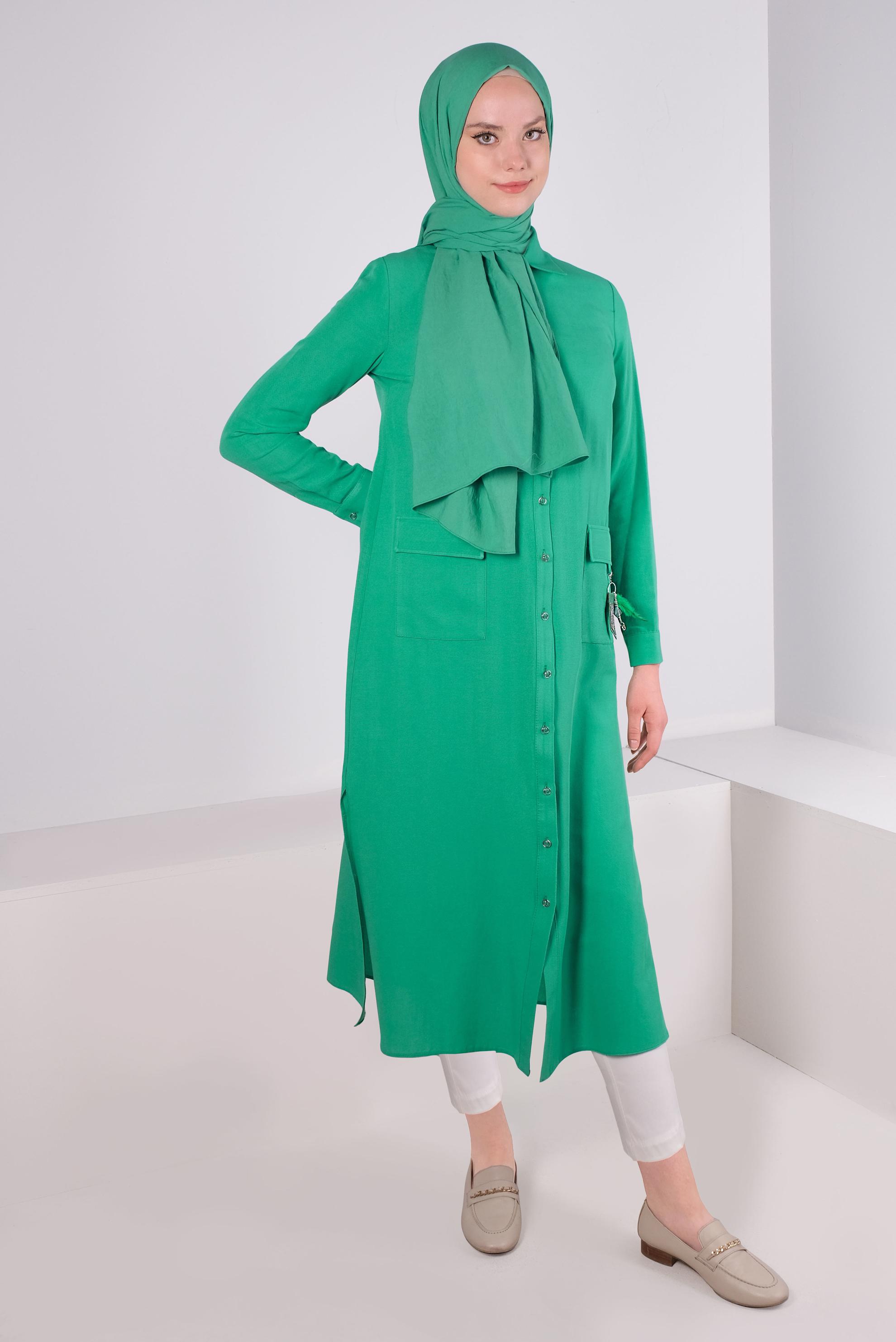 Tesettür giyim YEŞİL CEBİ AKSESUAR DETAYLI DÜĞMELİ TUNİK 43583