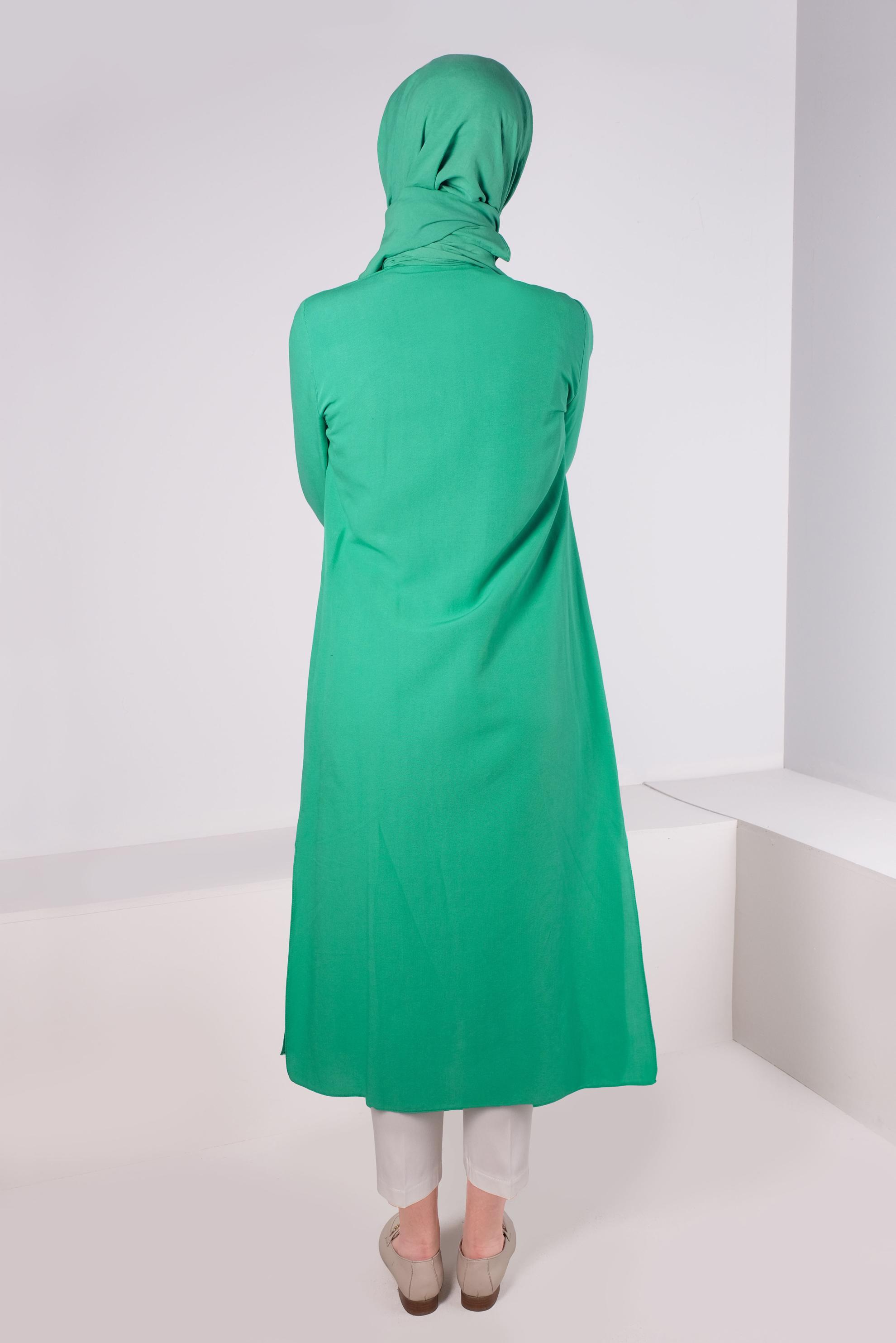 Tesettür giyim YEŞİL CEBİ AKSESUAR DETAYLI DÜĞMELİ TUNİK 43583