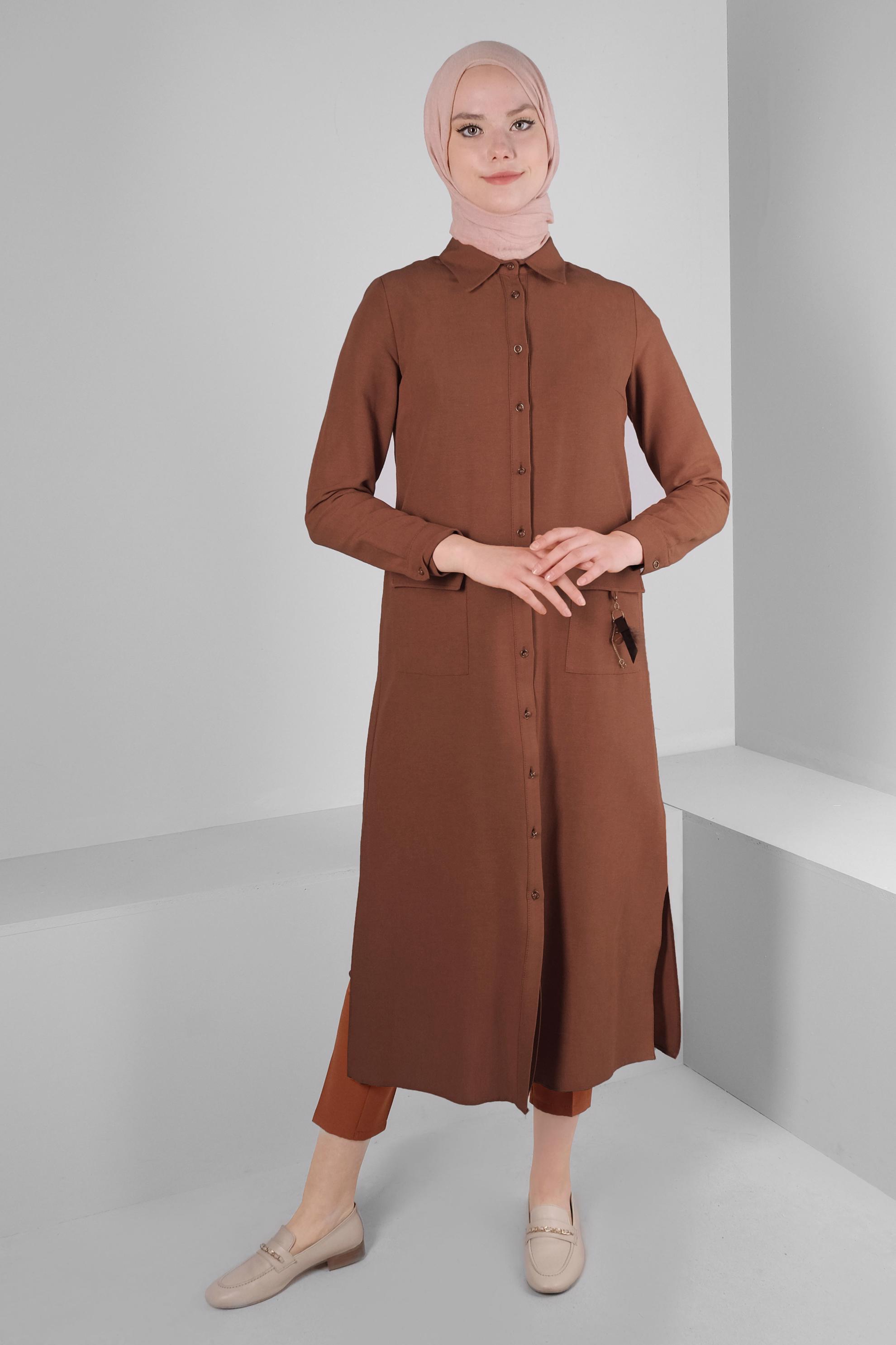 Tesettür giyim KAHVE CEBİ AKSESUAR DETAYLI DÜĞMELİ TUNİK 43583