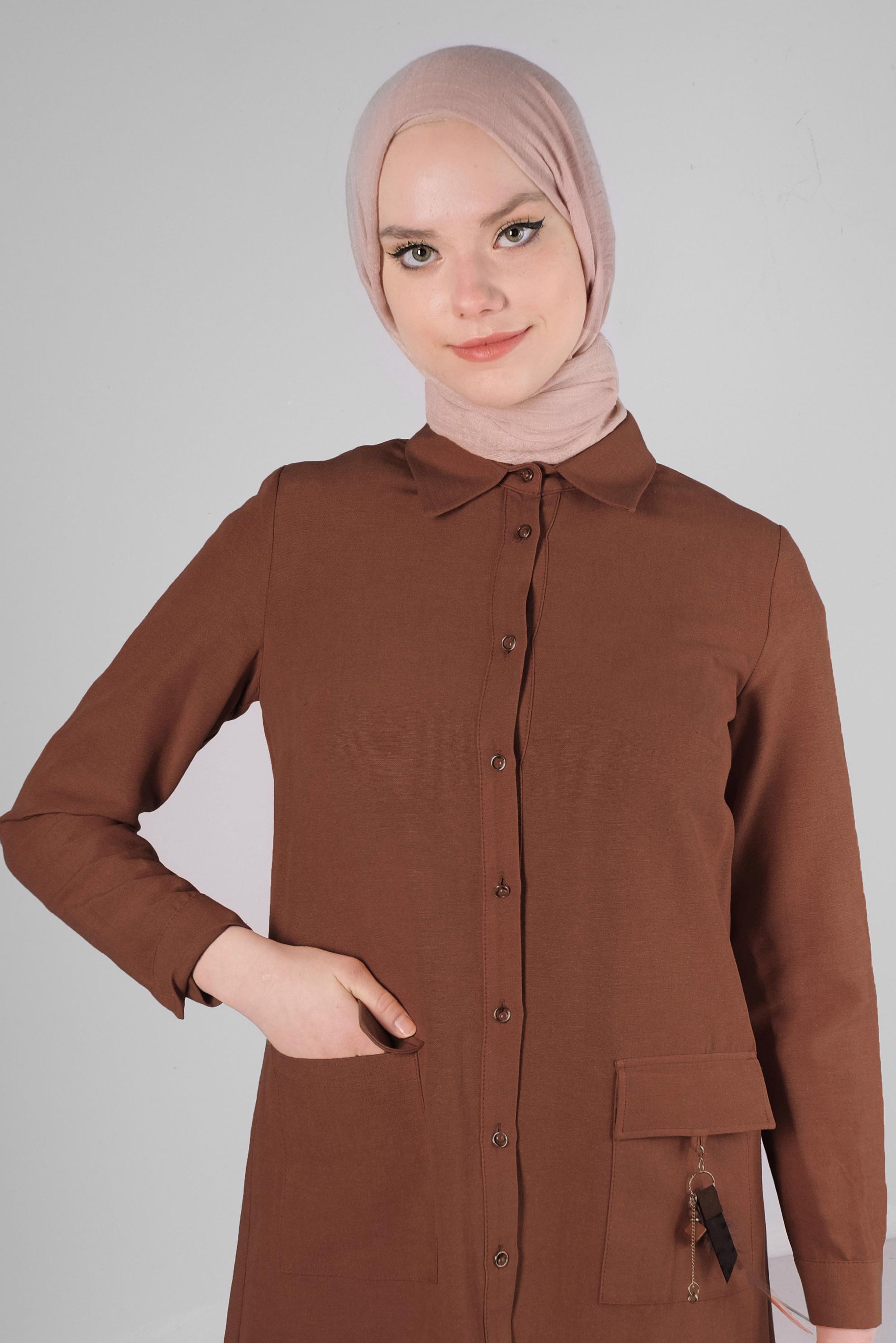 Tesettür giyim KAHVE CEBİ AKSESUAR DETAYLI DÜĞMELİ TUNİK 43583