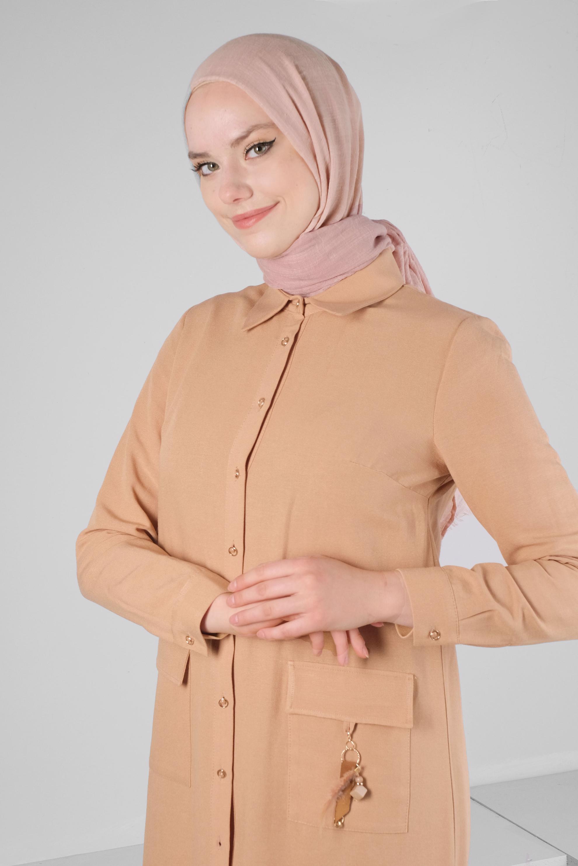 Tesettür giyim KAHVE CEBİ AKSESUAR DETAYLI DÜĞMELİ TUNİK 43583