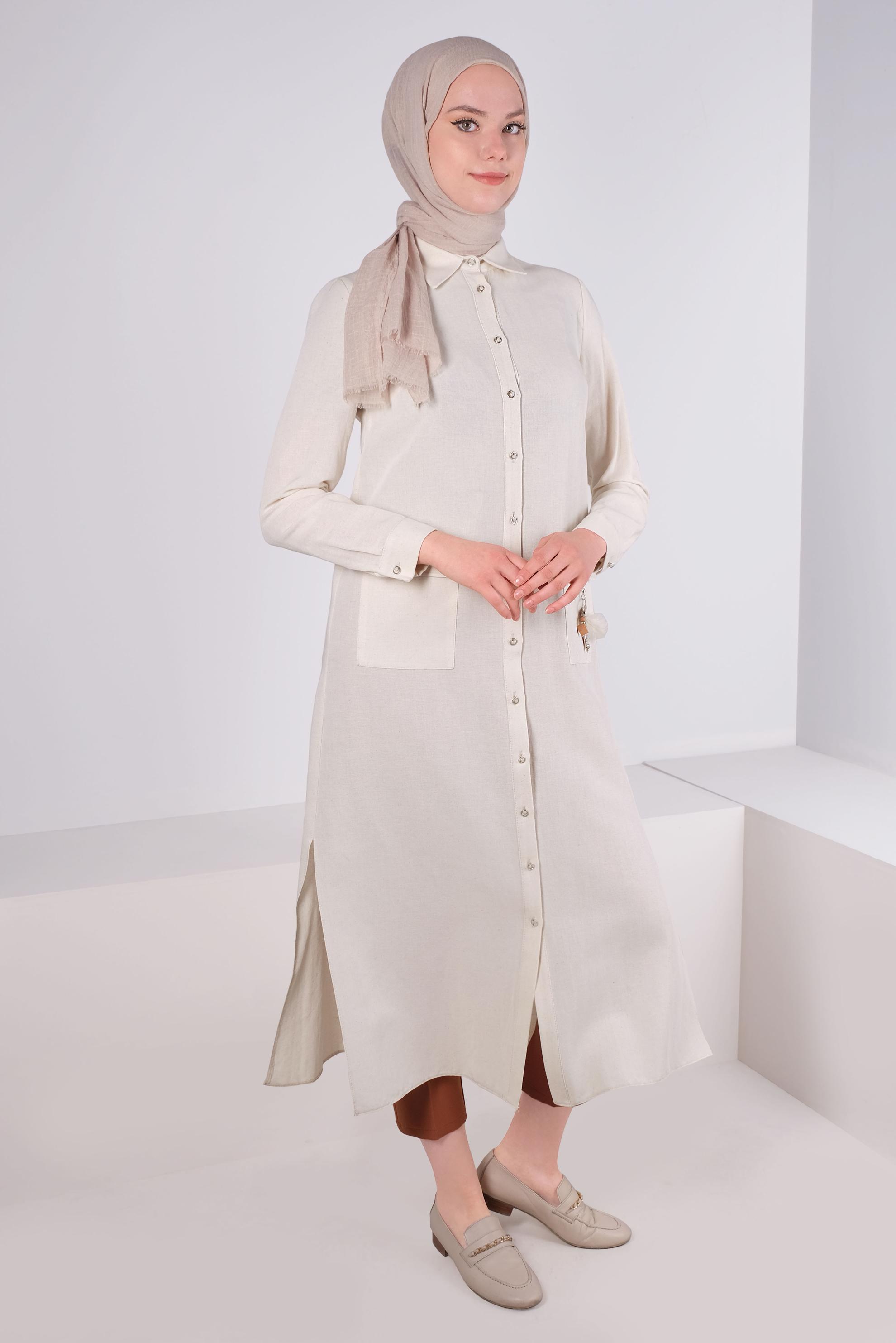 Tesettür giyim EKRU CEBİ AKSESUAR DETAYLI DÜĞMELİ TUNİK 43583