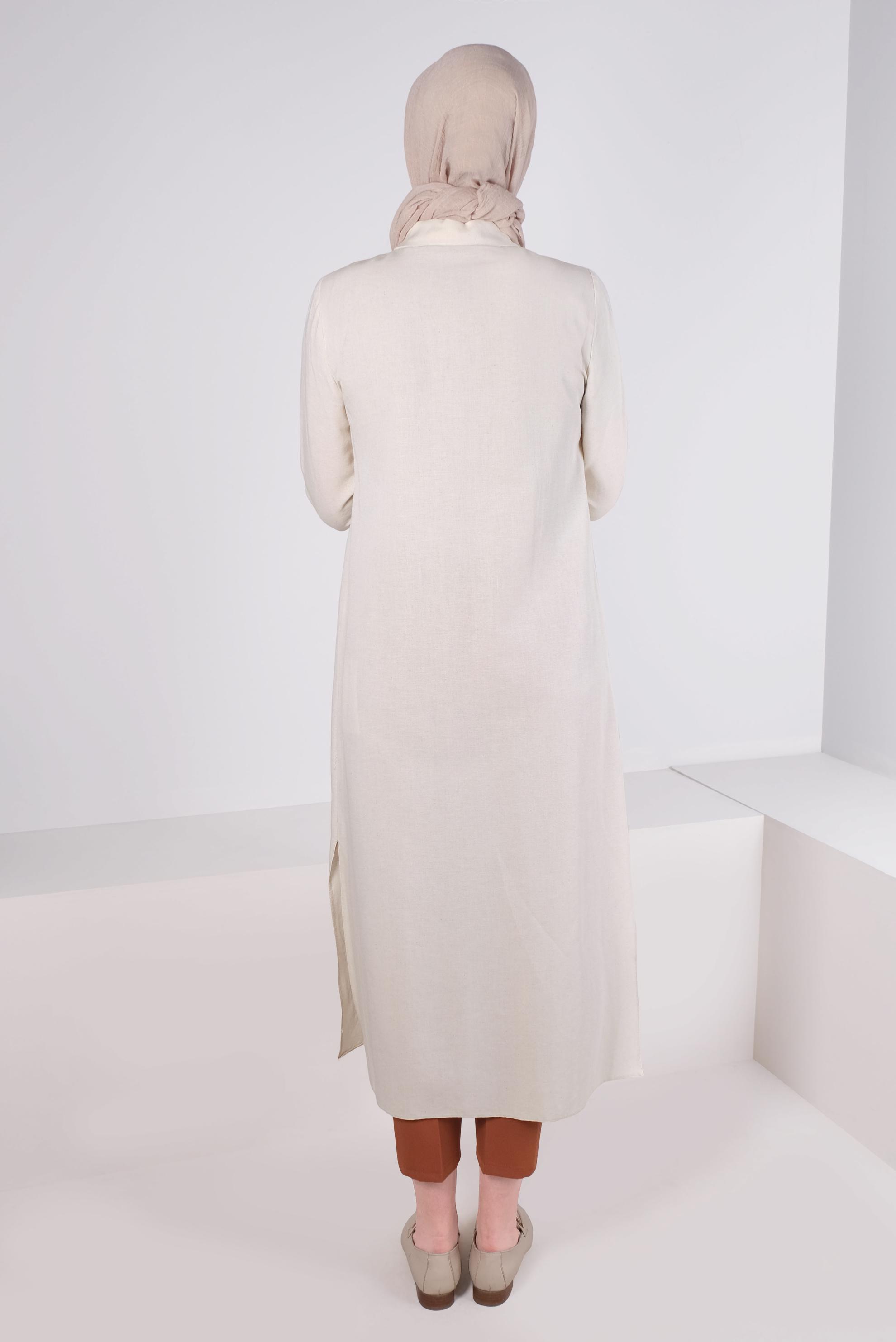 Tesettür giyim EKRU CEBİ AKSESUAR DETAYLI DÜĞMELİ TUNİK 43583