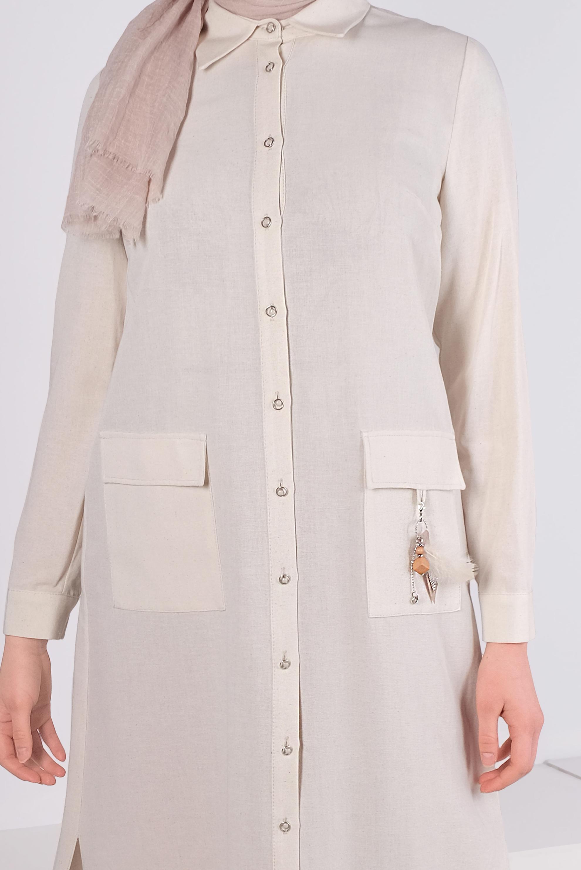 Tesettür giyim EKRU CEBİ AKSESUAR DETAYLI DÜĞMELİ TUNİK 43583