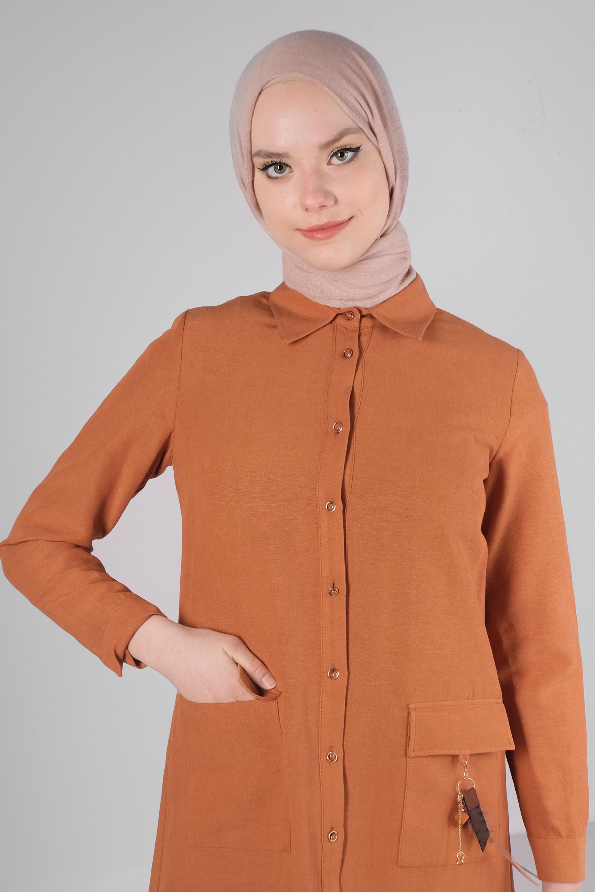 Tesettür giyim TURUNCU CEBİ AKSESUAR DETAYLI DÜĞMELİ TUNİK 43583