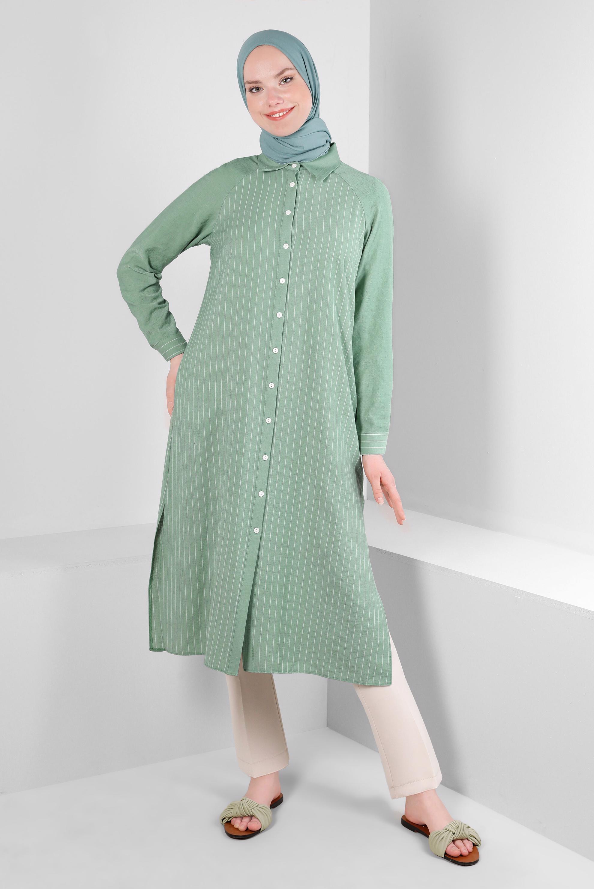 Tesettür giyim YEŞİL ÇİZGİLİ YANI YIRTMAÇLI DÜĞMELİ TUNİK 43603