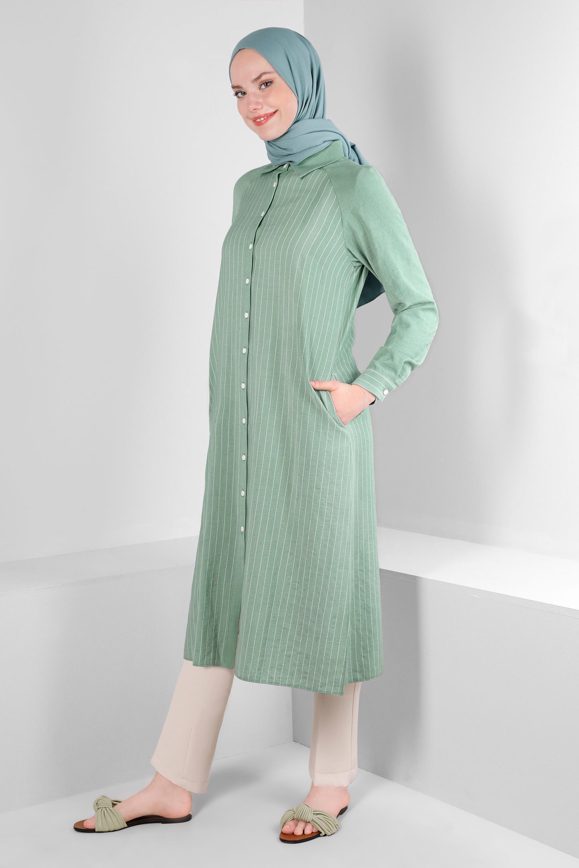 Tesettür giyim YEŞİL ÇİZGİLİ YANI YIRTMAÇLI DÜĞMELİ TUNİK 43603
