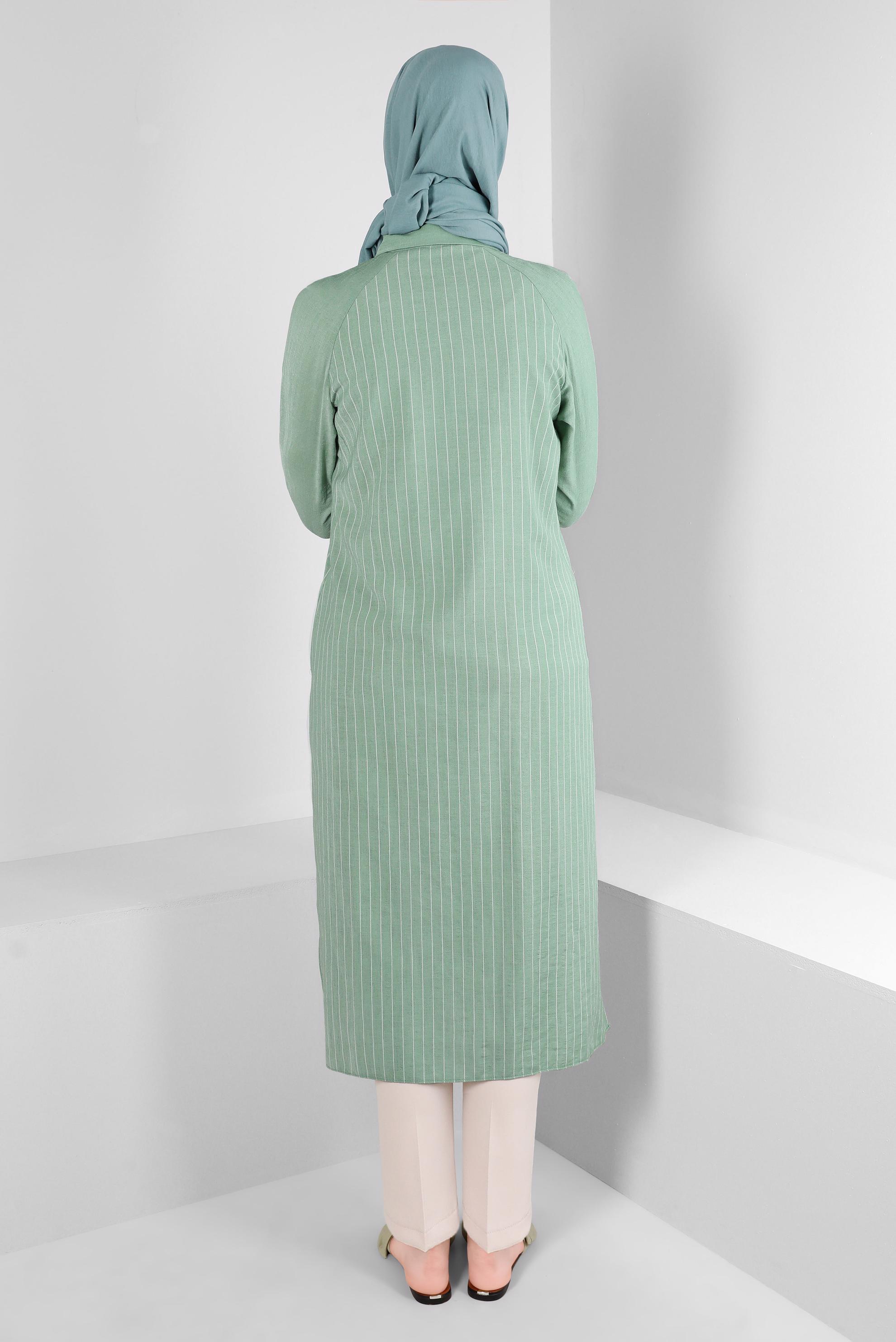 Tesettür giyim YEŞİL ÇİZGİLİ YANI YIRTMAÇLI DÜĞMELİ TUNİK 43603