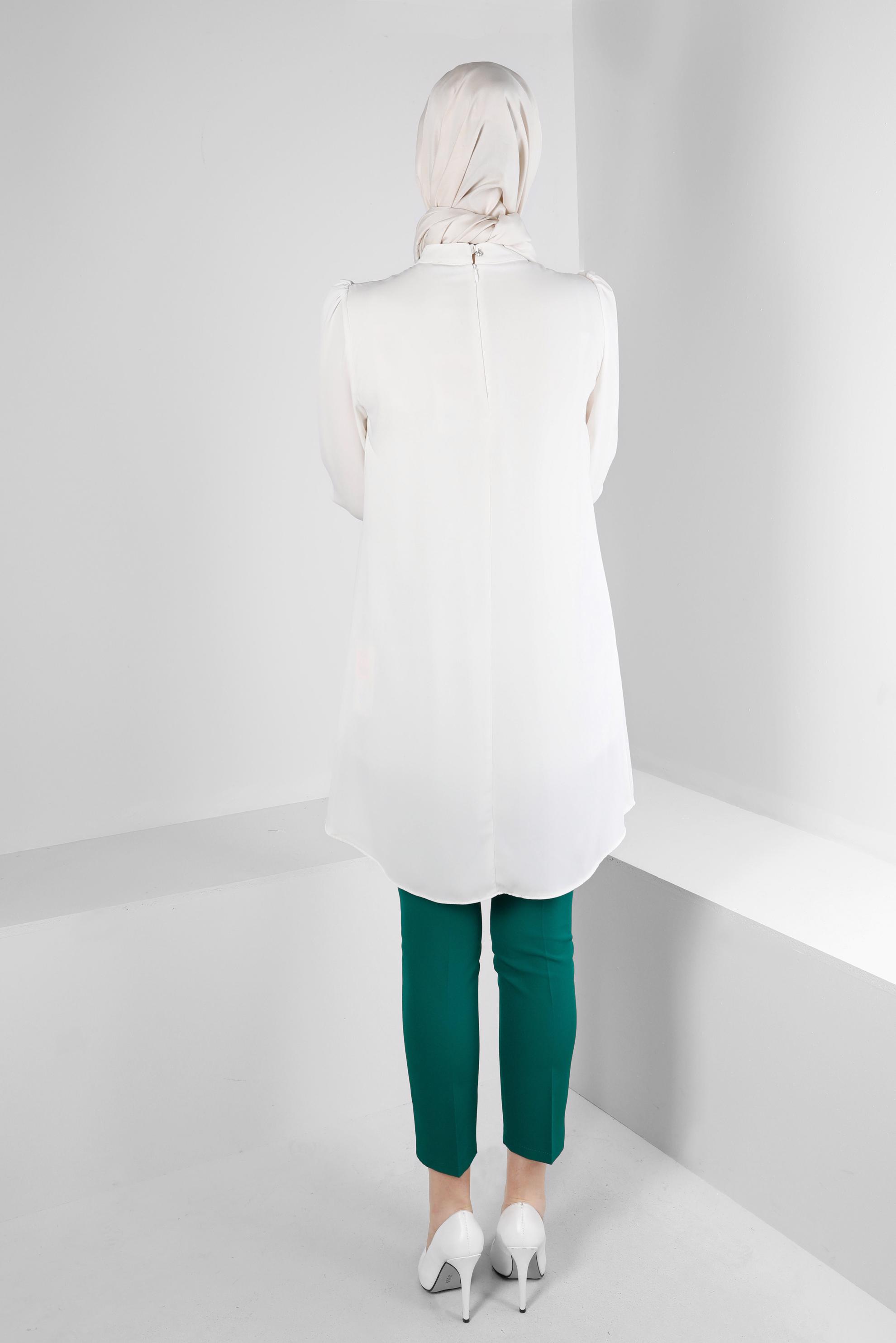 Tesettür giyim BEYAZ ÇİÇEK AKSESUARLI ASİMETRİK KESİM TUNİK 43610