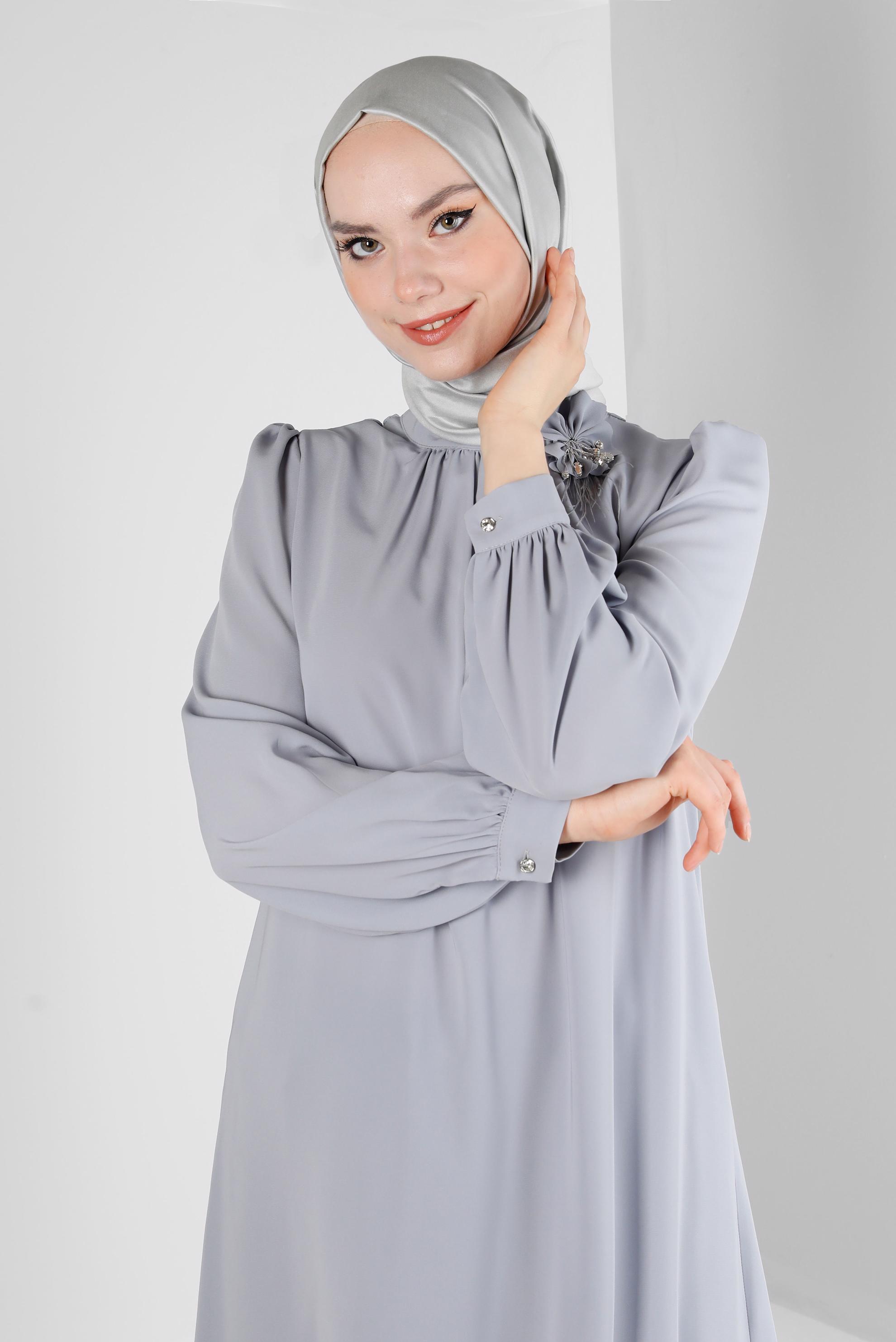 Tesettür giyim GRİ ÇİÇEK AKSESUARLI ASİMETRİK KESİM TUNİK 43610