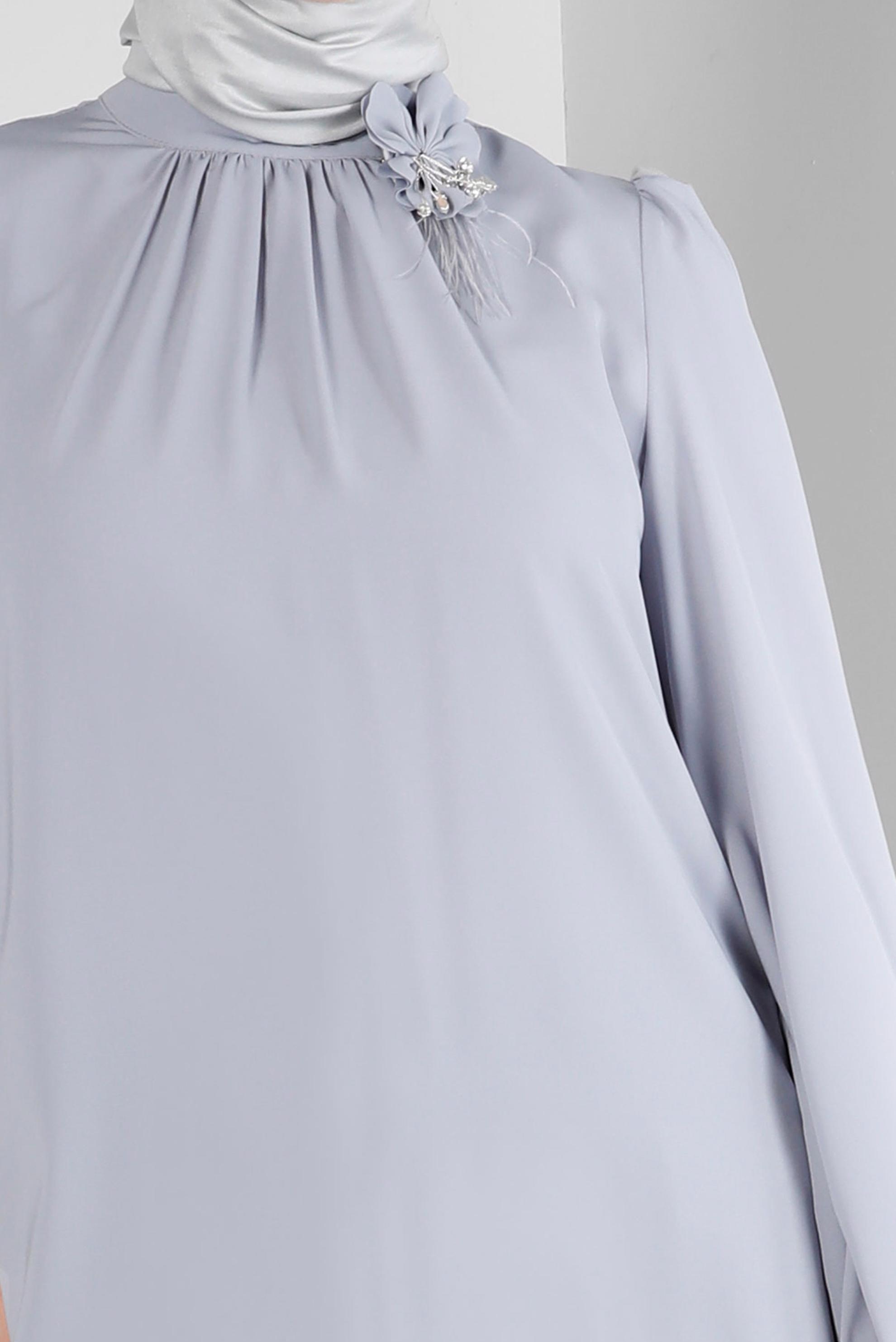 Tesettür giyim GRİ ÇİÇEK AKSESUARLI ASİMETRİK KESİM TUNİK 43610