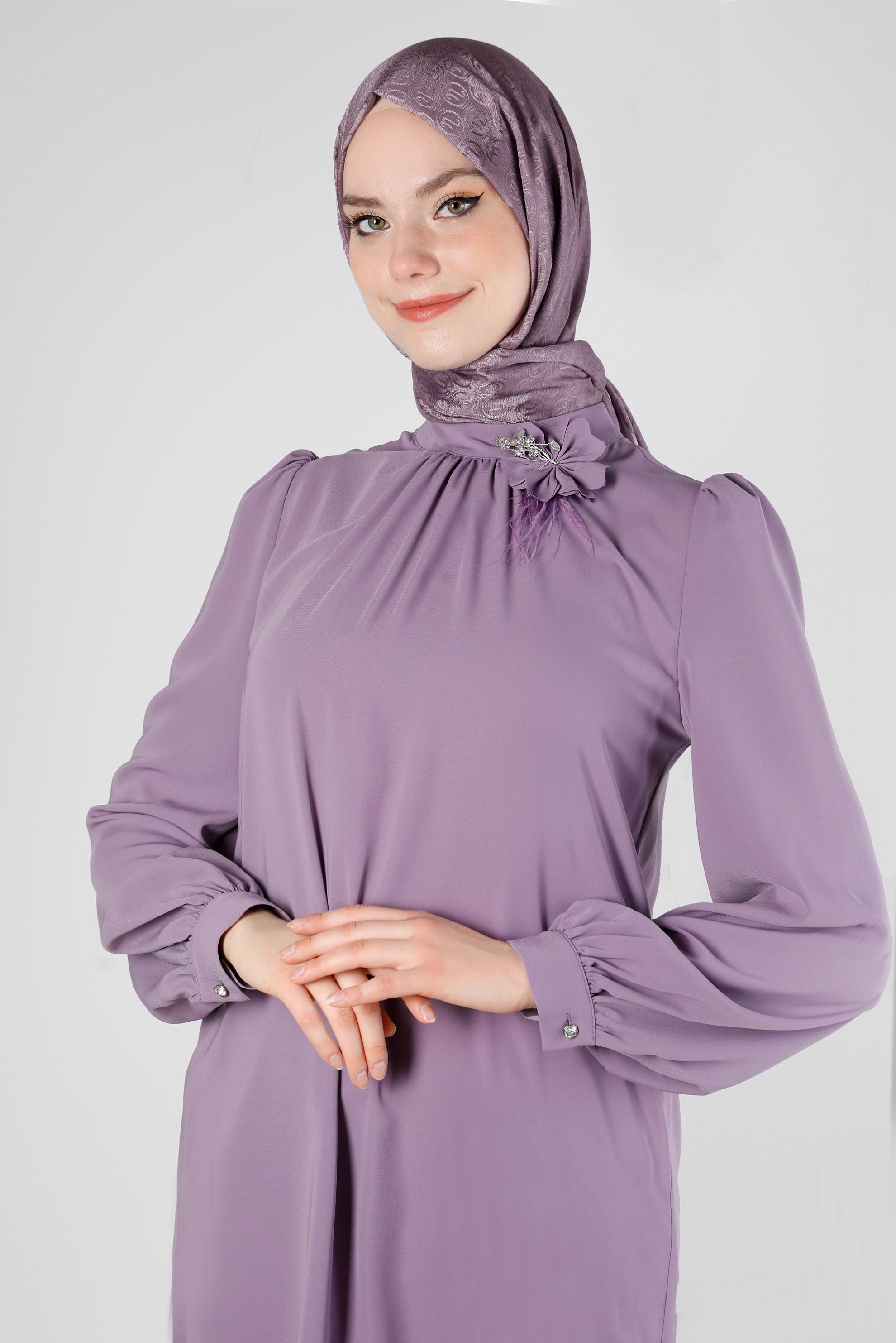 Tesettür giyim MOR ÇİÇEK AKSESUARLI ASİMETRİK KESİM TUNİK 43610