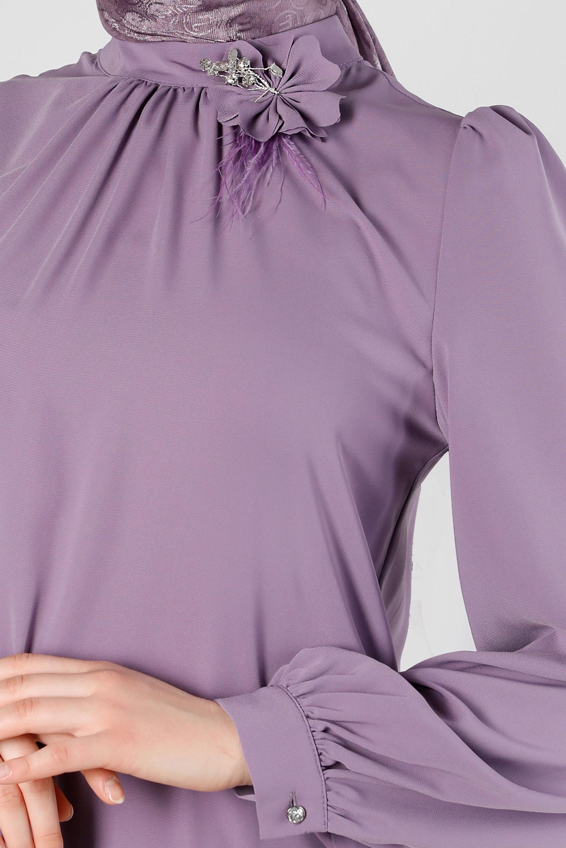 Tesettür giyim MOR ÇİÇEK AKSESUARLI ASİMETRİK KESİM TUNİK 43610