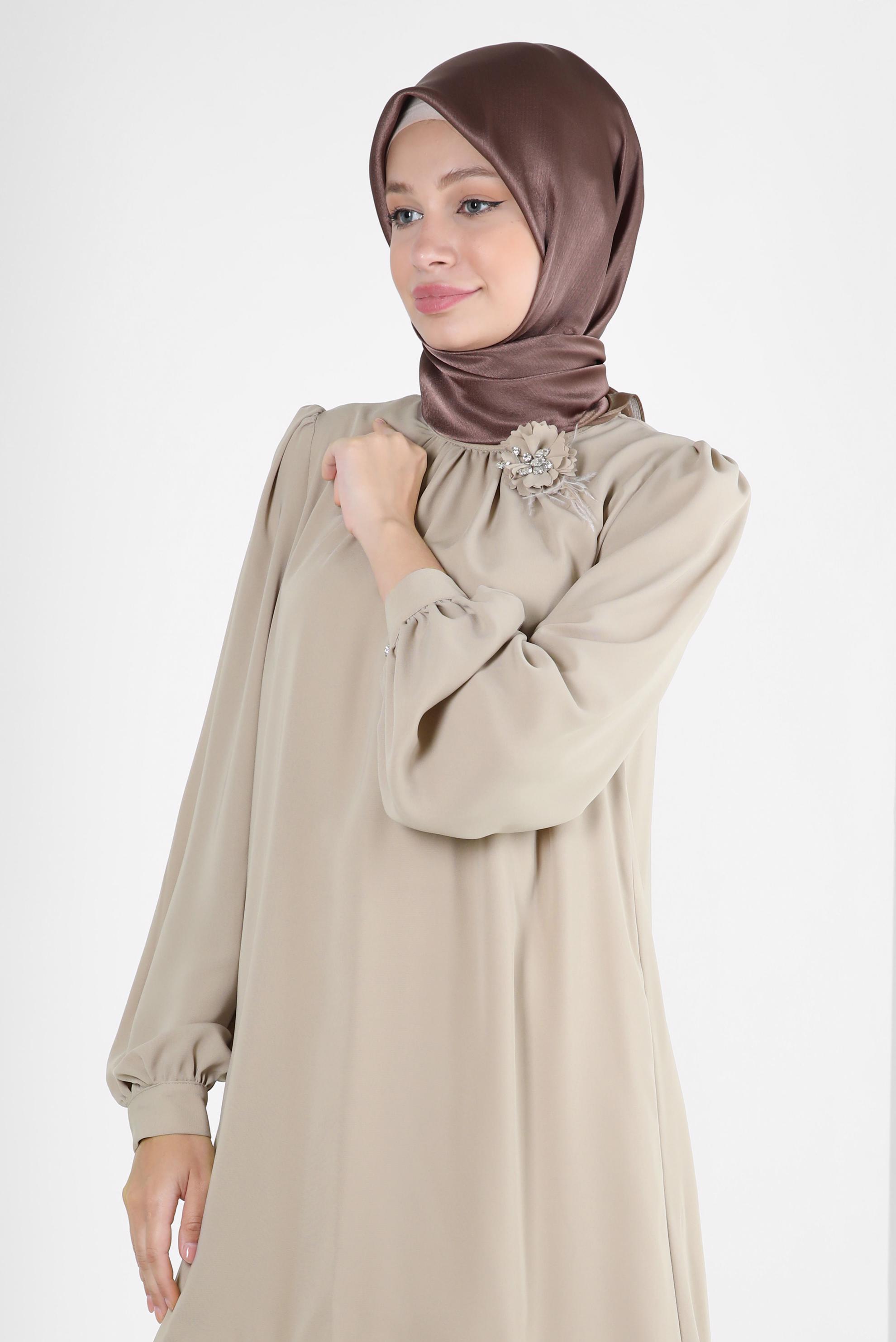 Tesettür giyim VİZON ÇİÇEK AKSESUARLI ASİMETRİK KESİM TUNİK 43610