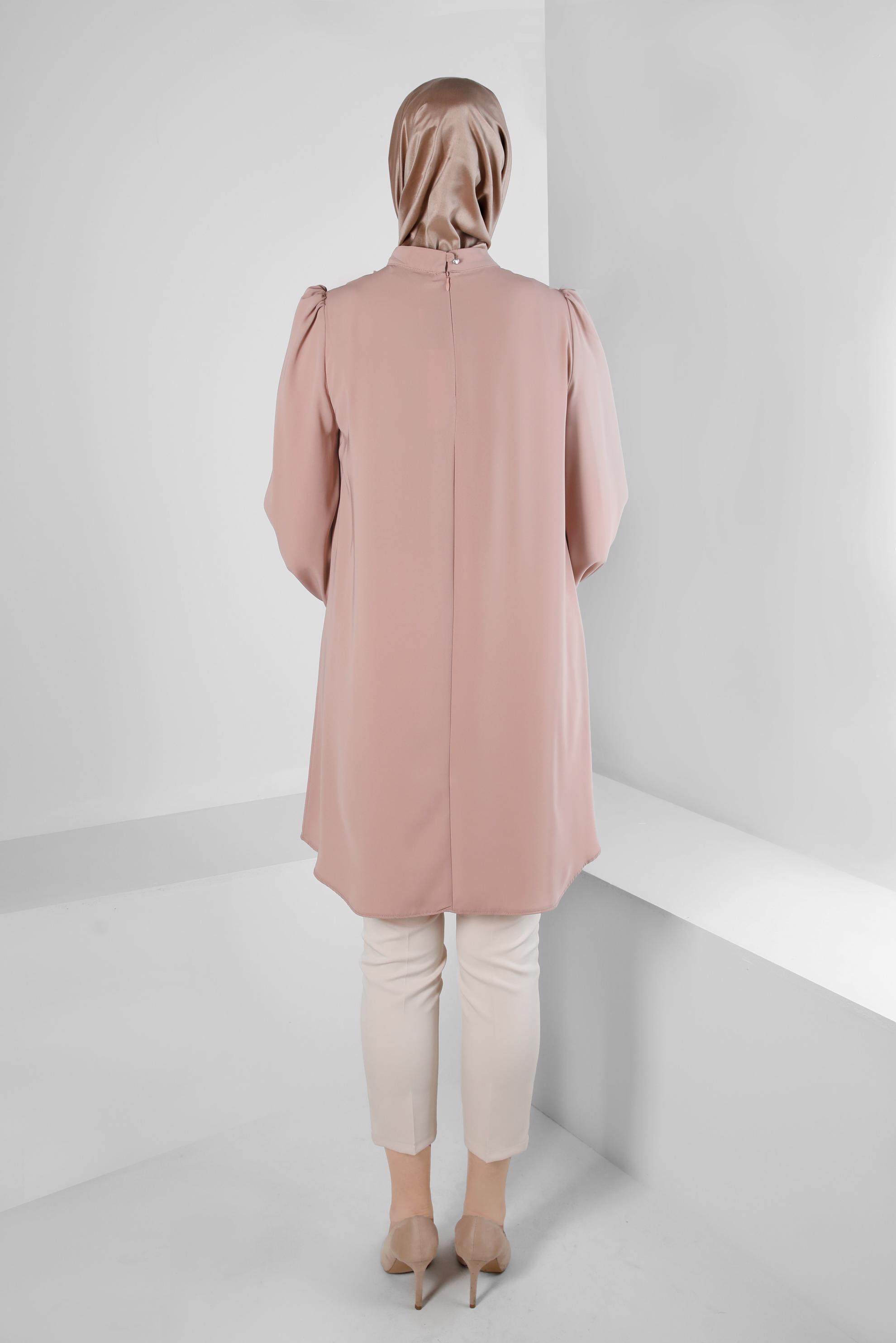 Tesettür giyim BEJ ÇİÇEK AKSESUARLI ASİMETRİK KESİM TUNİK 43610