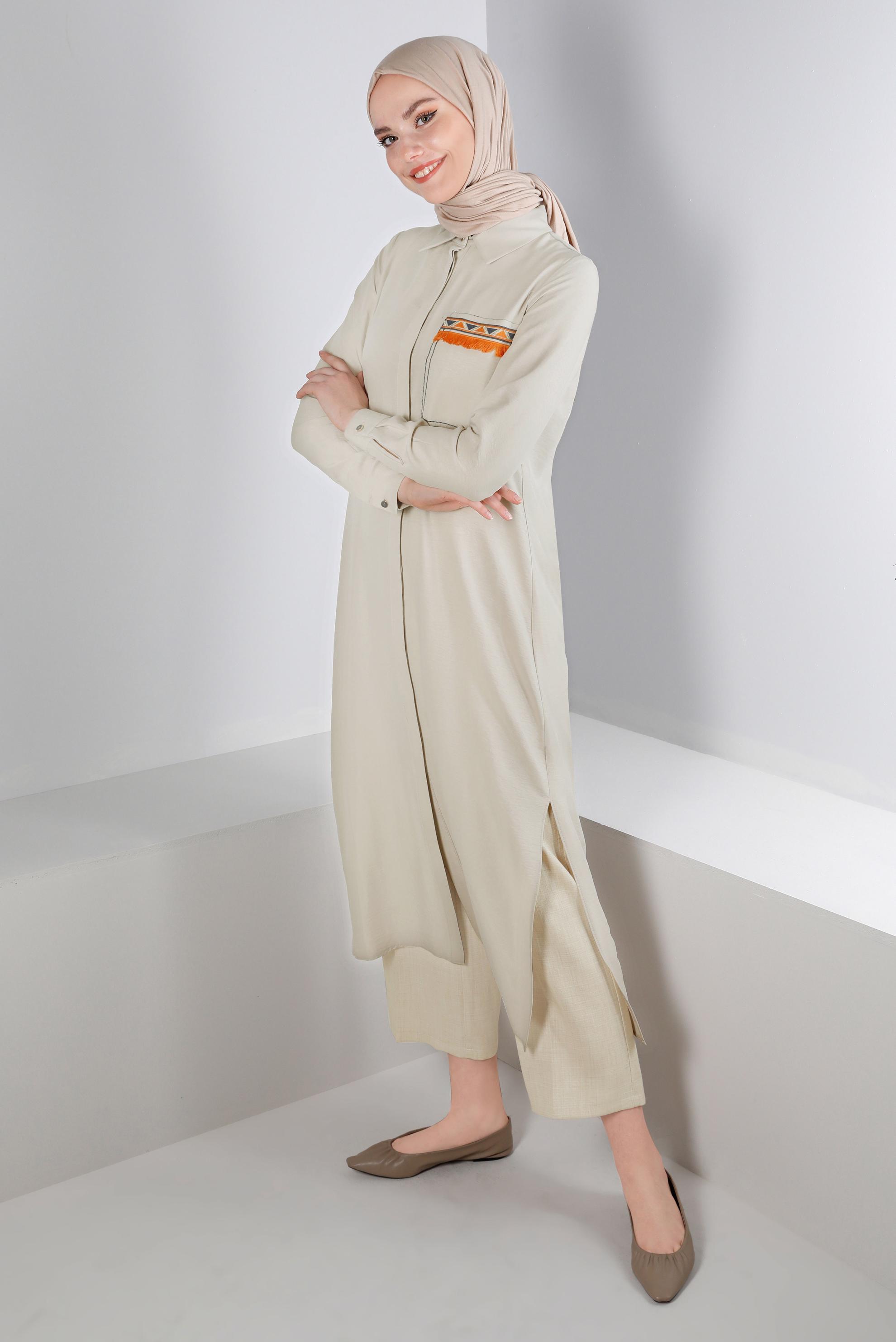 Tesettür giyim BEJ CEP GÖRÜNÜMLÜ PÜSKÜL DETAYLI TUNİK 43611