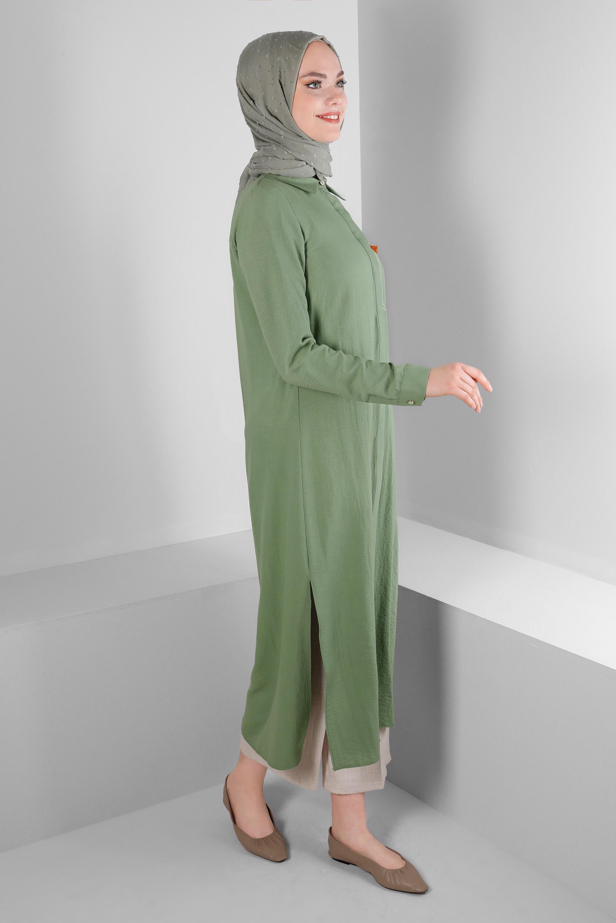 Tesettür giyim YEŞİL CEP GÖRÜNÜMLÜ PÜSKÜL DETAYLI TUNİK 43611